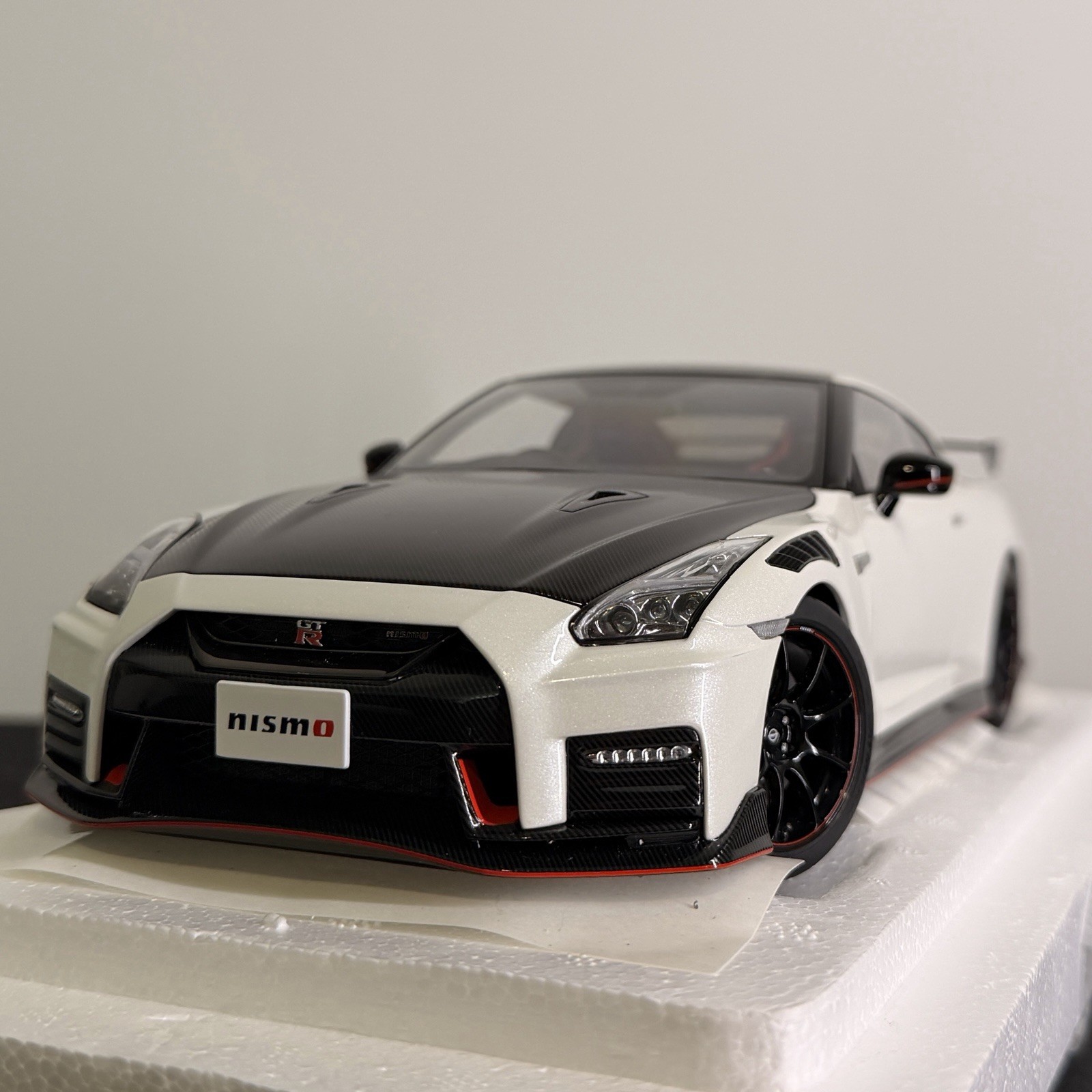 1:18 AUTOart 2022 Nissan R35 GTR Nismo Edition Brilliant White Pearl 77501