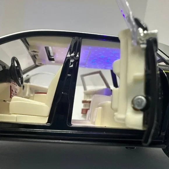 1:24 Rolls-Royce Phantom Metal Diecast Silver Black WITH LEDS Roll-Back