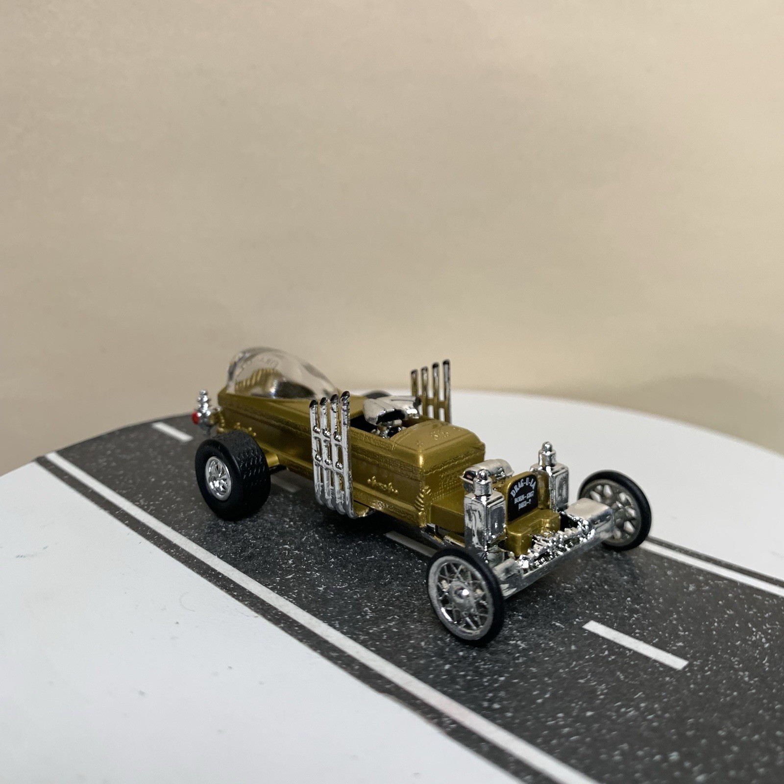 1999 Johnny Lightning Episode 2 The Munsters Drag-U-La Coffin Hot Rod Gold NM