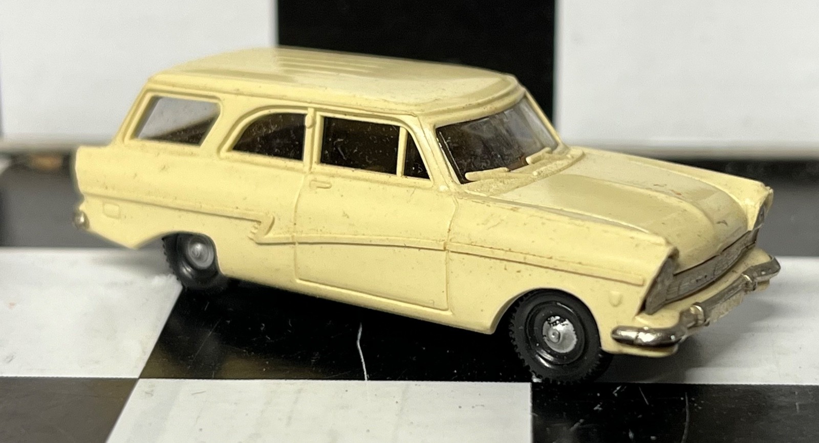 Brekina Old Timer Ford Taunus 17m Wagon 1:87 Scale HO (HO600)