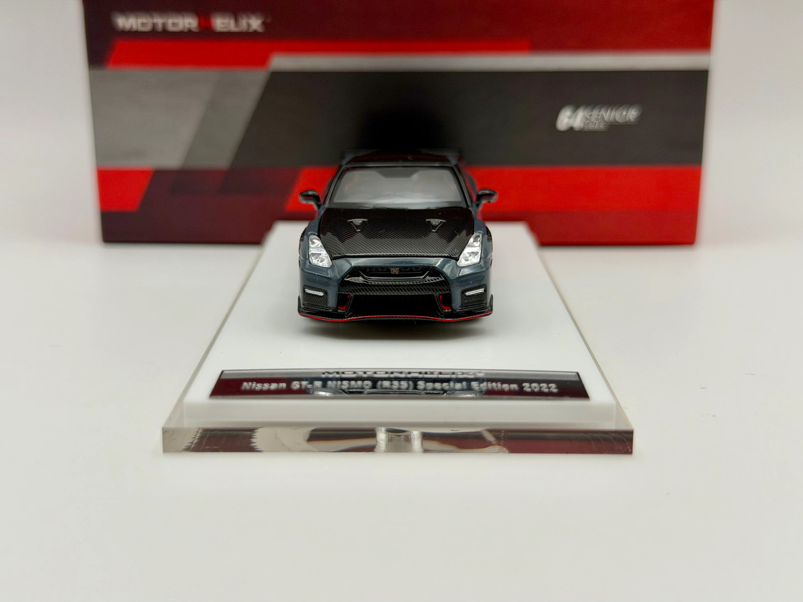 Motorhelix 1:64 Nissan GT-R R35 Nismo 22′(Stealth Gray/Vibrant Red)