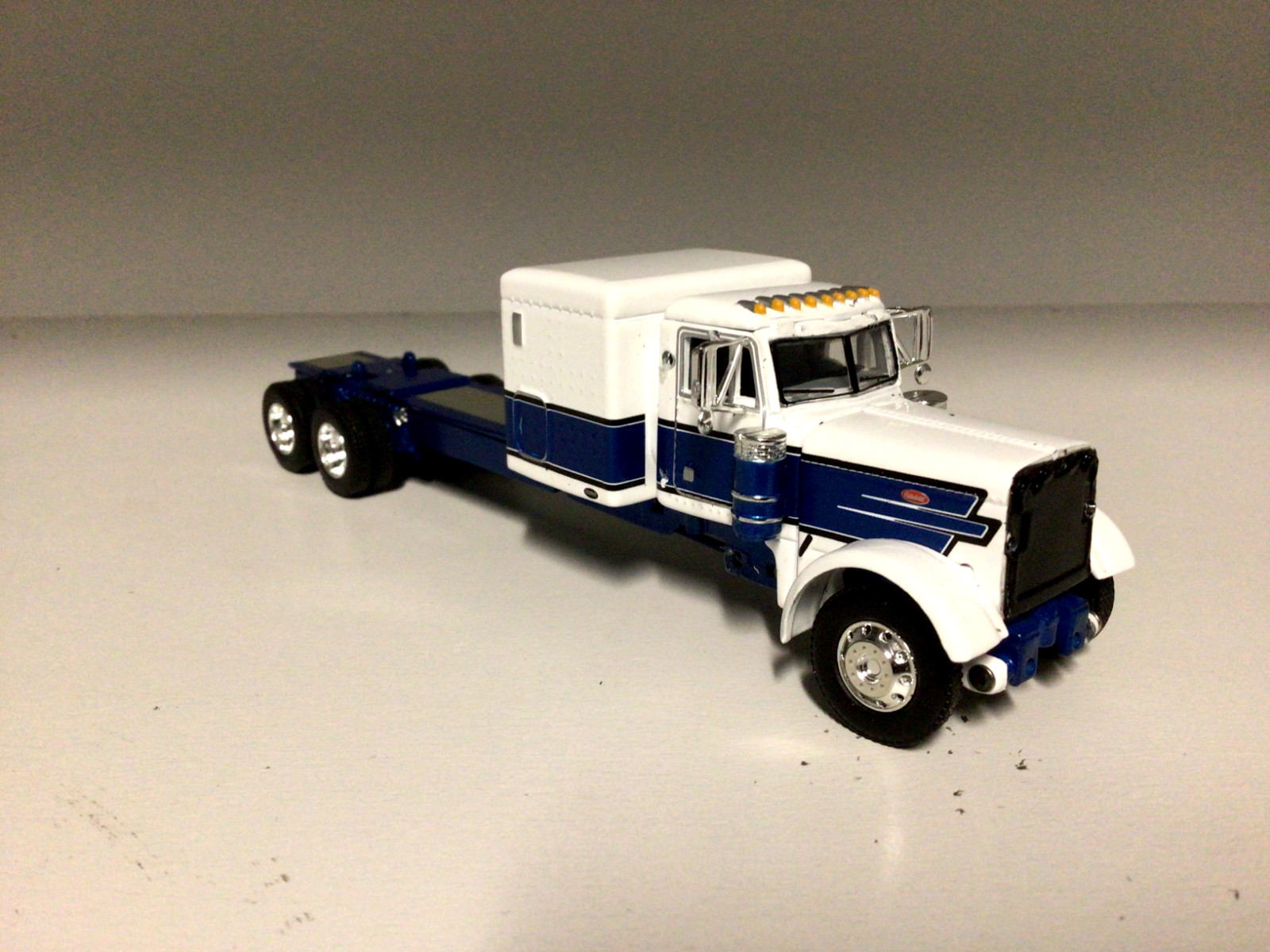 DCP BLUE & WHITE PETERBILT 379 60″ BUNK 320″ FRAME (6 1/2″ long) PARTS TRUCK