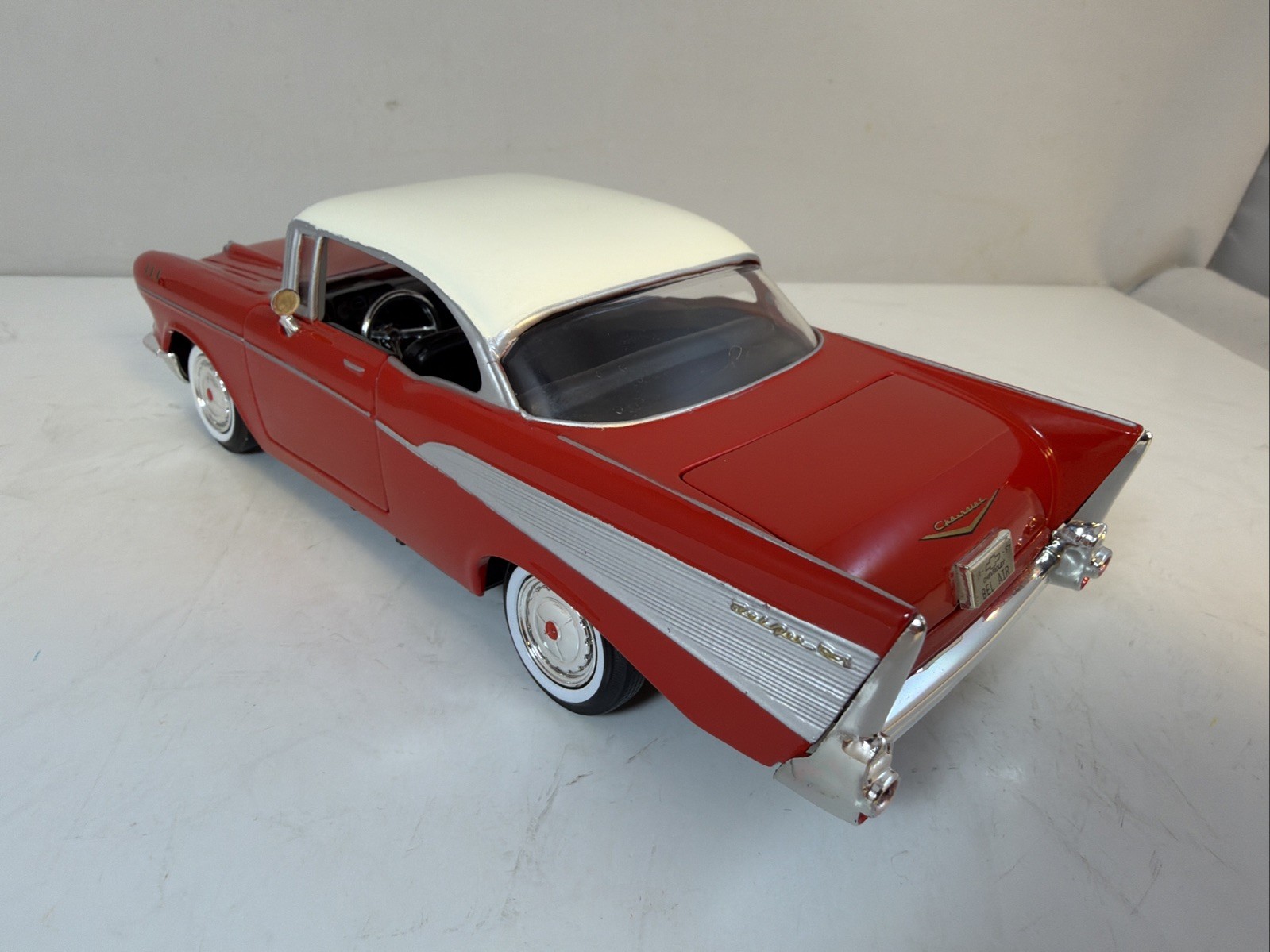 1:24 Scale Motormax 1957 Chevrolet Bel Air No. 68030/1 Red Officially Licensed