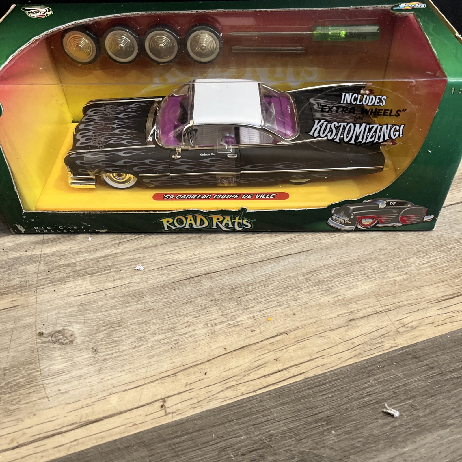 JADA – KUSTOMIZING – ROAD RATS – 1959 CADILLAC COUPE DEVILLE – 1/24 NEW IN Box