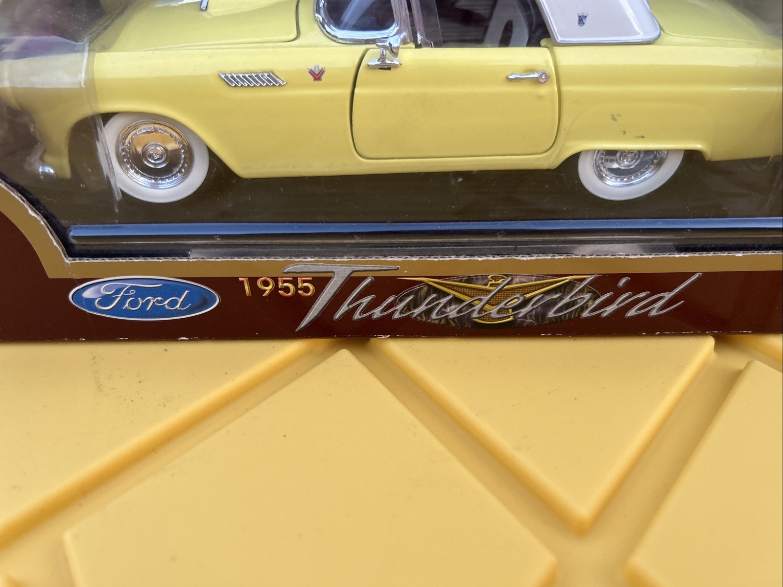Road Legends Yat Ming 1955 Thunderbird Yellow removable top scale 1:18 Used