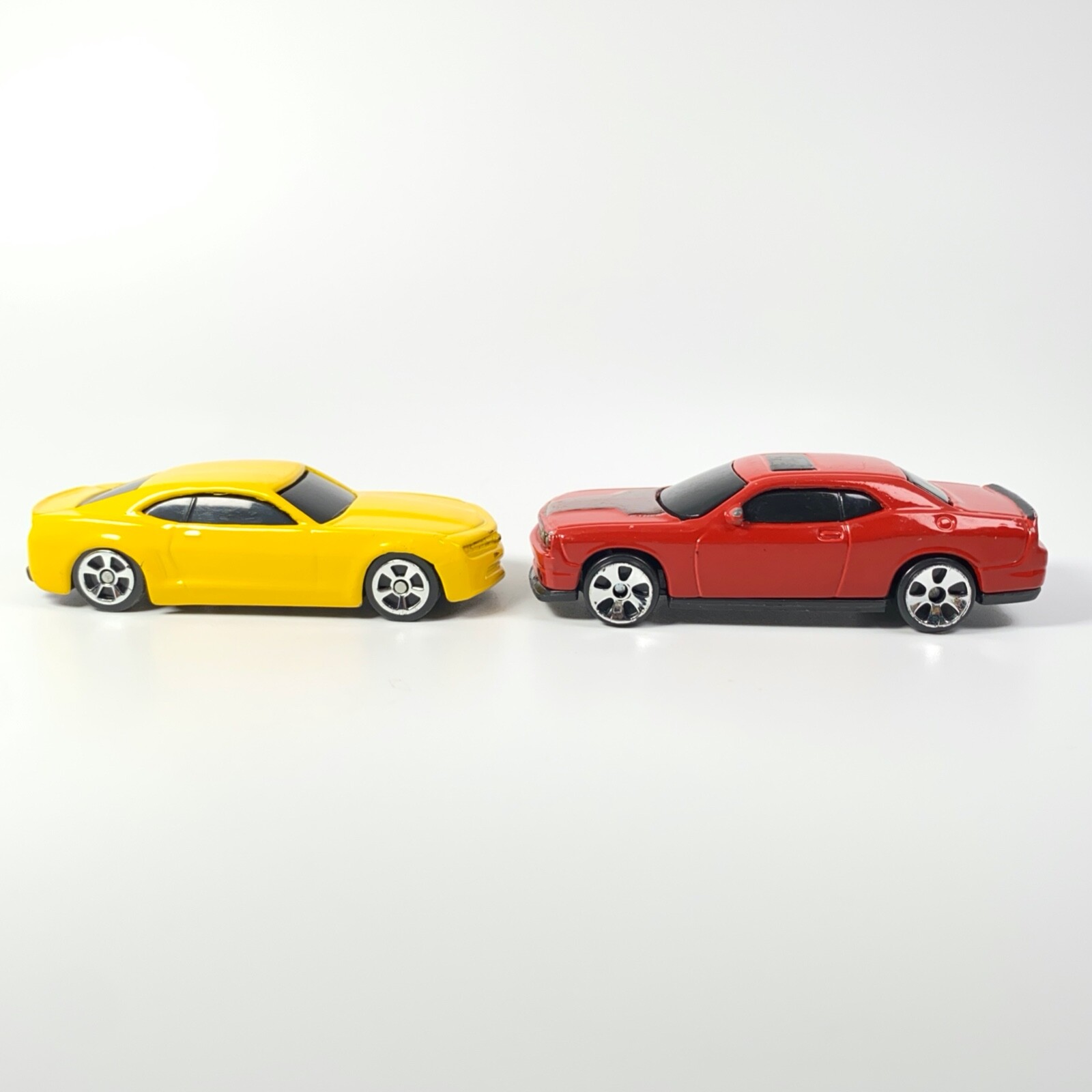 Maisto Lot 2006 Chevy Camaro Concept Yellow, 2008 Dodge Challenger SRT8 Red 1:64
