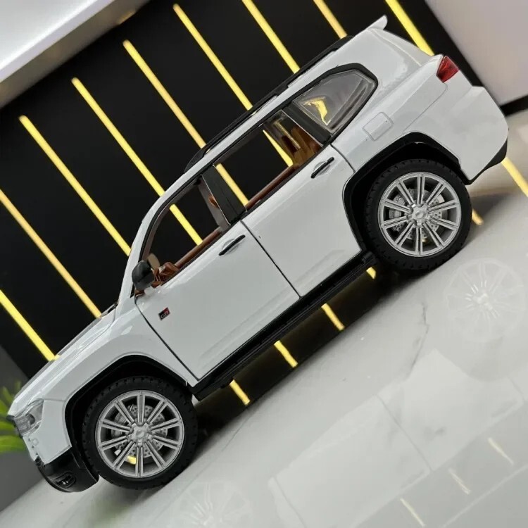 TOYOTA LAND CRUISER GT Model car Black 1:24 SUV