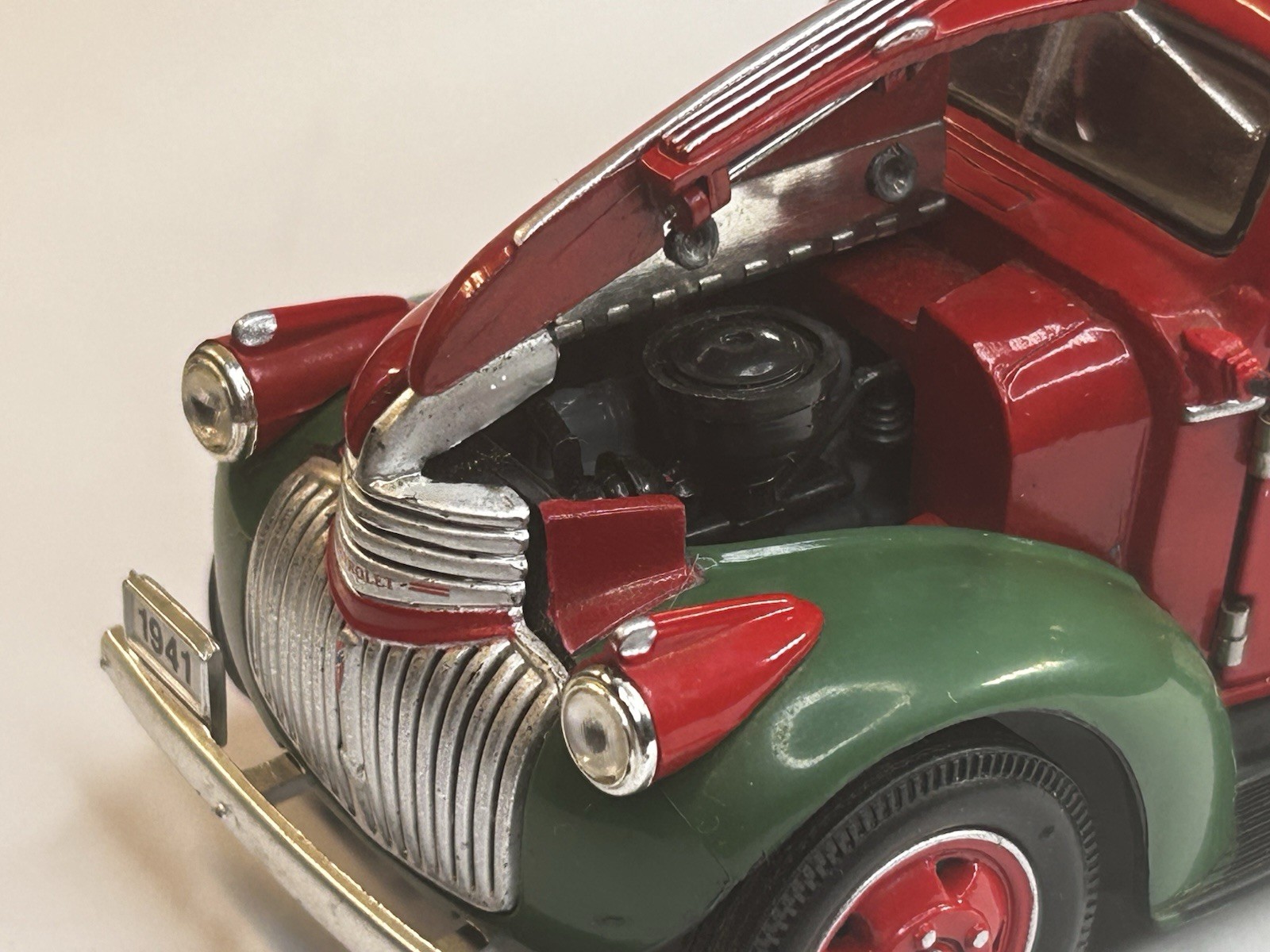 National Motor Museum Mint 1941 Chevrolet Flatbed Stake Truck Red/Green 1:32 DC