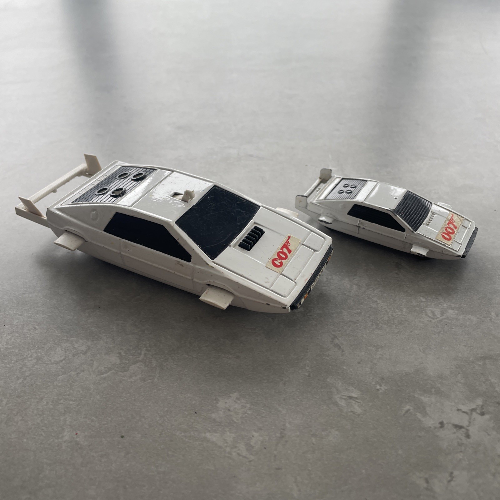 2 Corgi James Bond 007 Lotus Esprit (1 corgi juniors) amphibious cars both GB