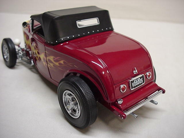 FORD EDELBROCK BRIZIO 1932 NICE HIGHBOY STREET ROD METAL ROADSTER 1-18 GMP
