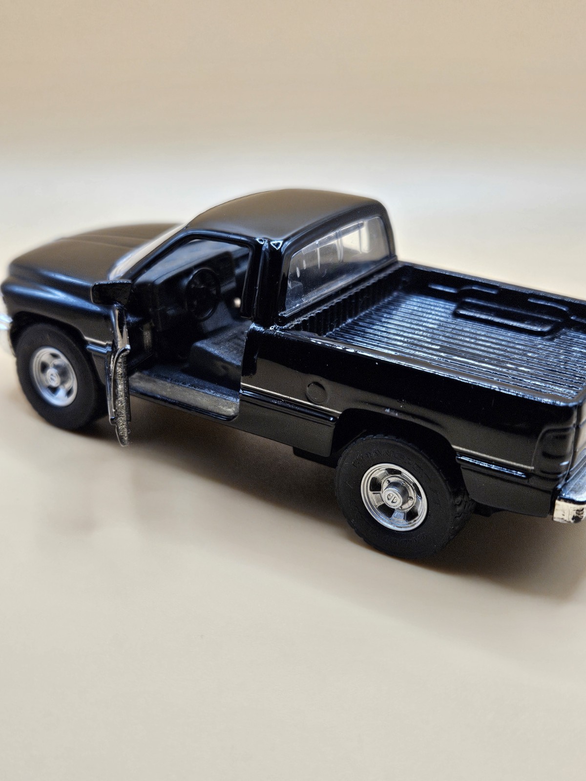 1/46 MAISTO TRUCK 1990’S DODGE RAM 1500 PICKUP TRUCK BLACK