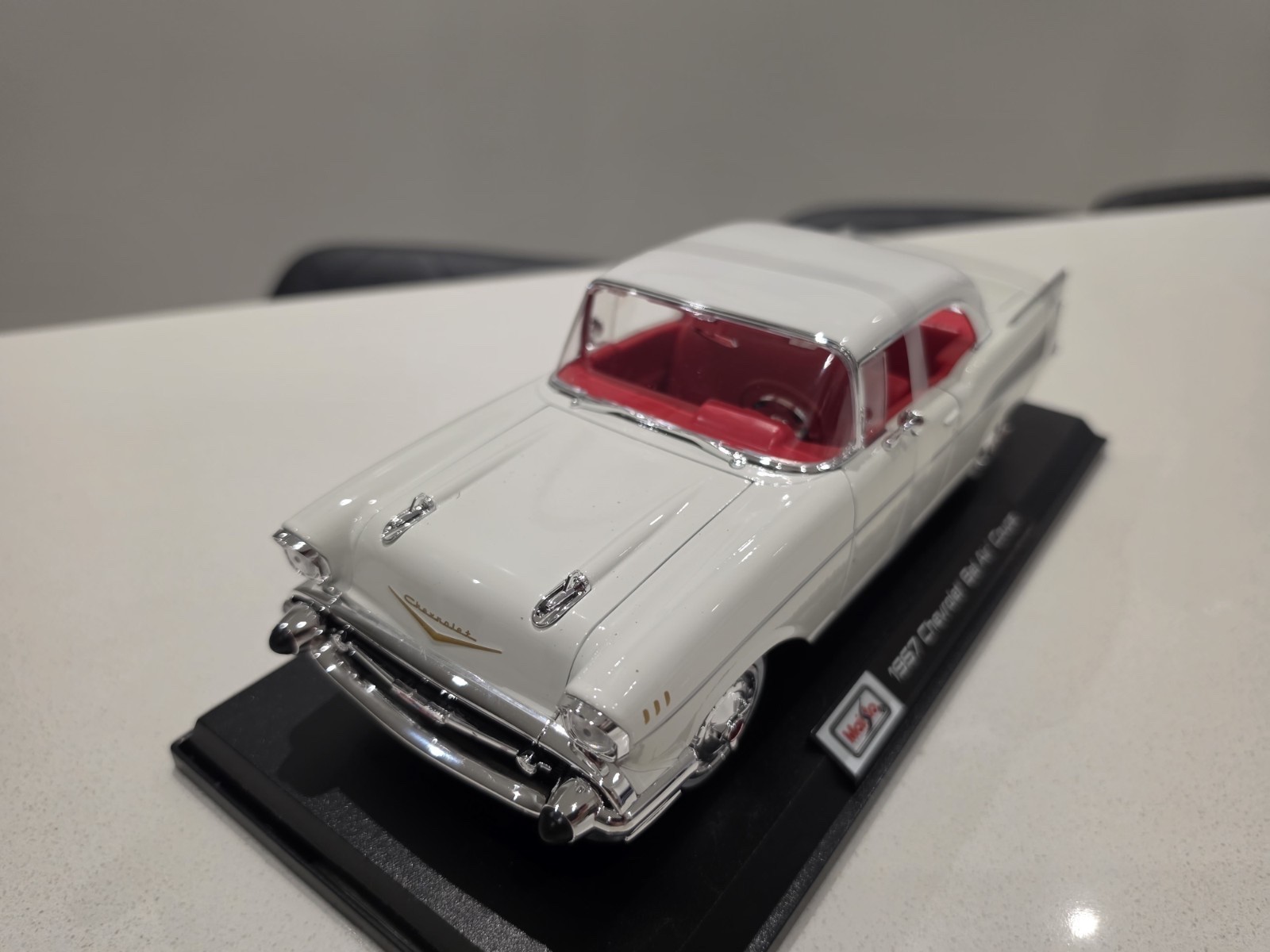 Maisto Special Edition 1:18 Scale Diecast Car 1957 Chevrolet Bel Air Coupe White