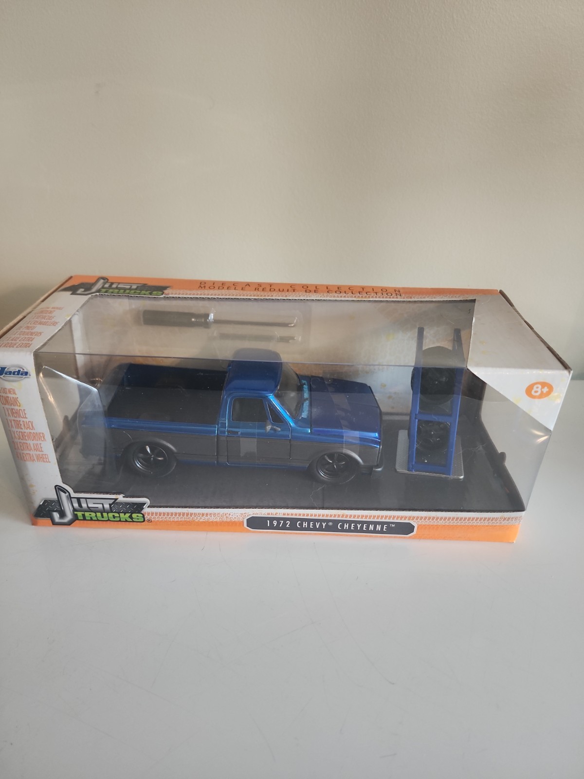 JADA TOYS JUST TRUCKS 1972 CHEVROLET CHEYENNE 1 24 SCALE DIECAST BLACK AND BLUE