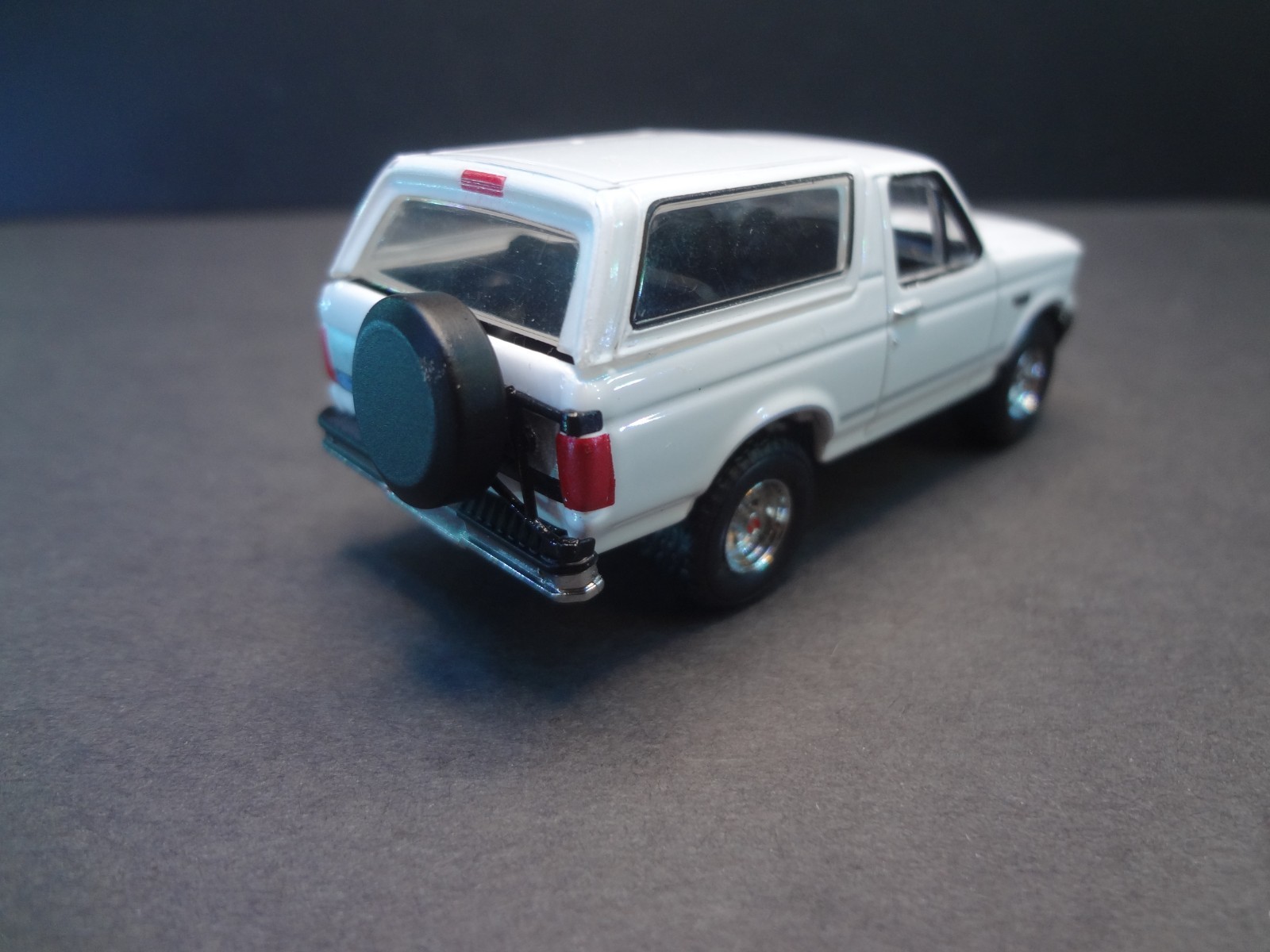 Greenlight 1993 Ford Bronco XLT white w/ removable top – Loose 1:64