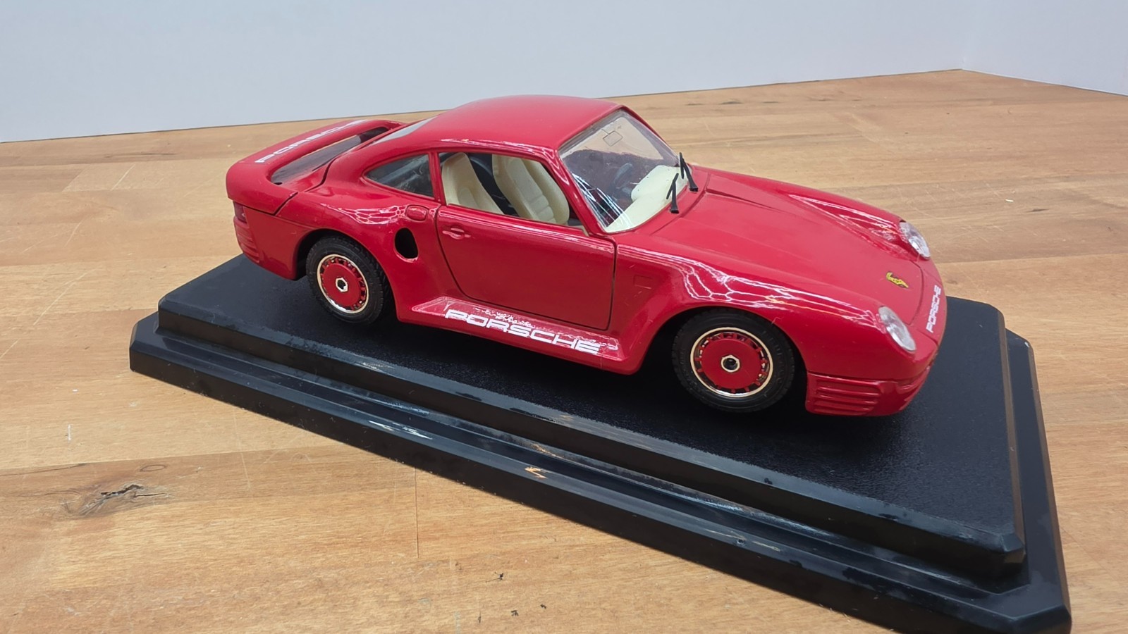 Bburago Diecast 1/24 Porsche 959 Turbo With Stand