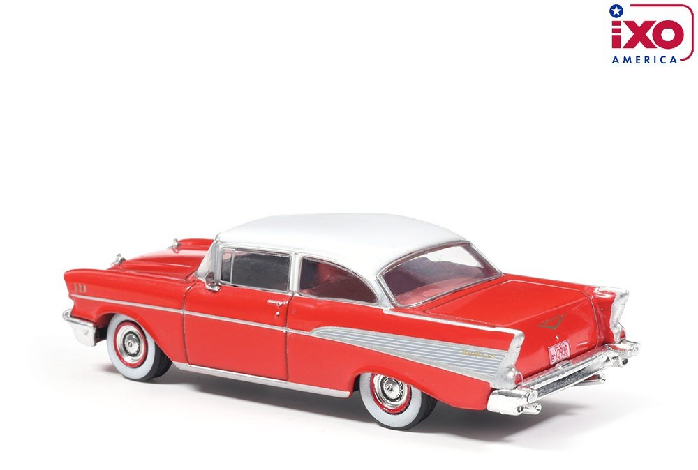 IXO AMERICA 1:64 1957 CHEVROLET BEL AIR SEDAN – MATADOR RED & IVORY – AI64008