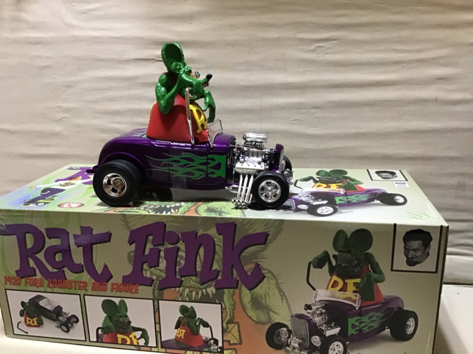 FORD 1932 RAT FINK WITH FIGURE PURPLE FLAMED ROADSTER 1/18 ACME #A1805020 NICE