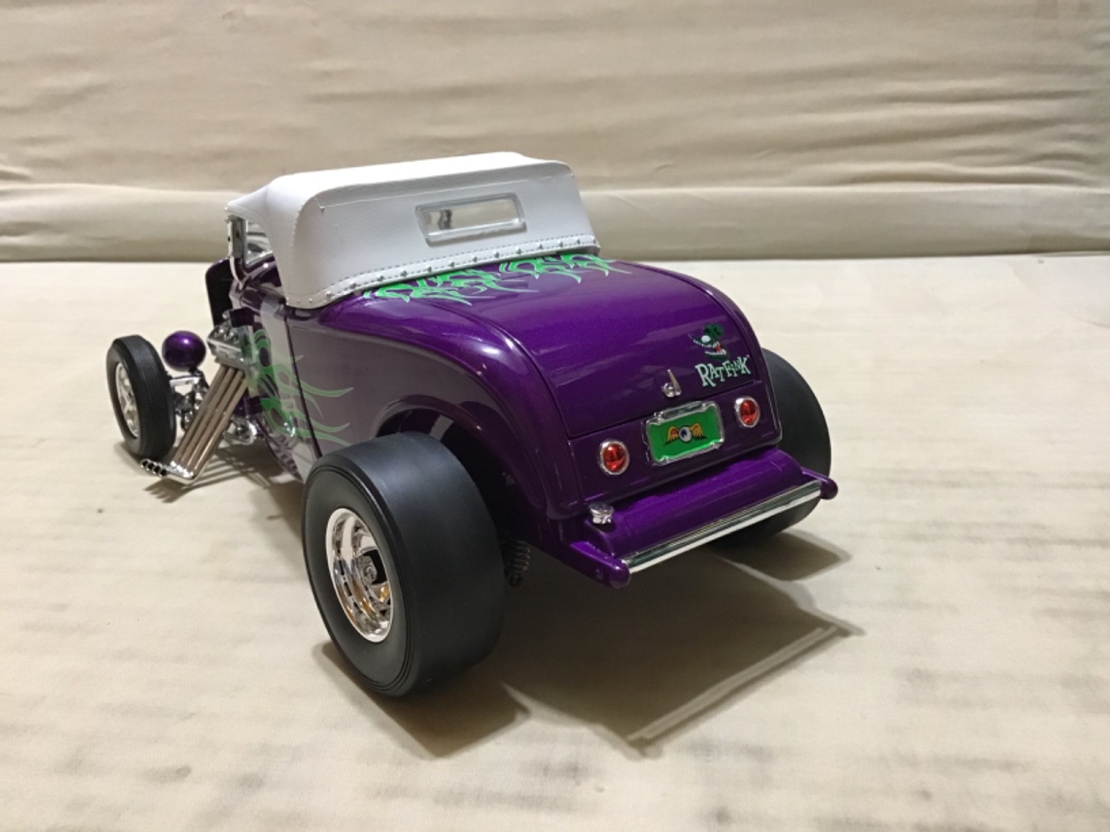 FORD 1932 RAT FINK WITH FIGURE PURPLE FLAMED ROADSTER 1/18 ACME #A1805020 NICE
