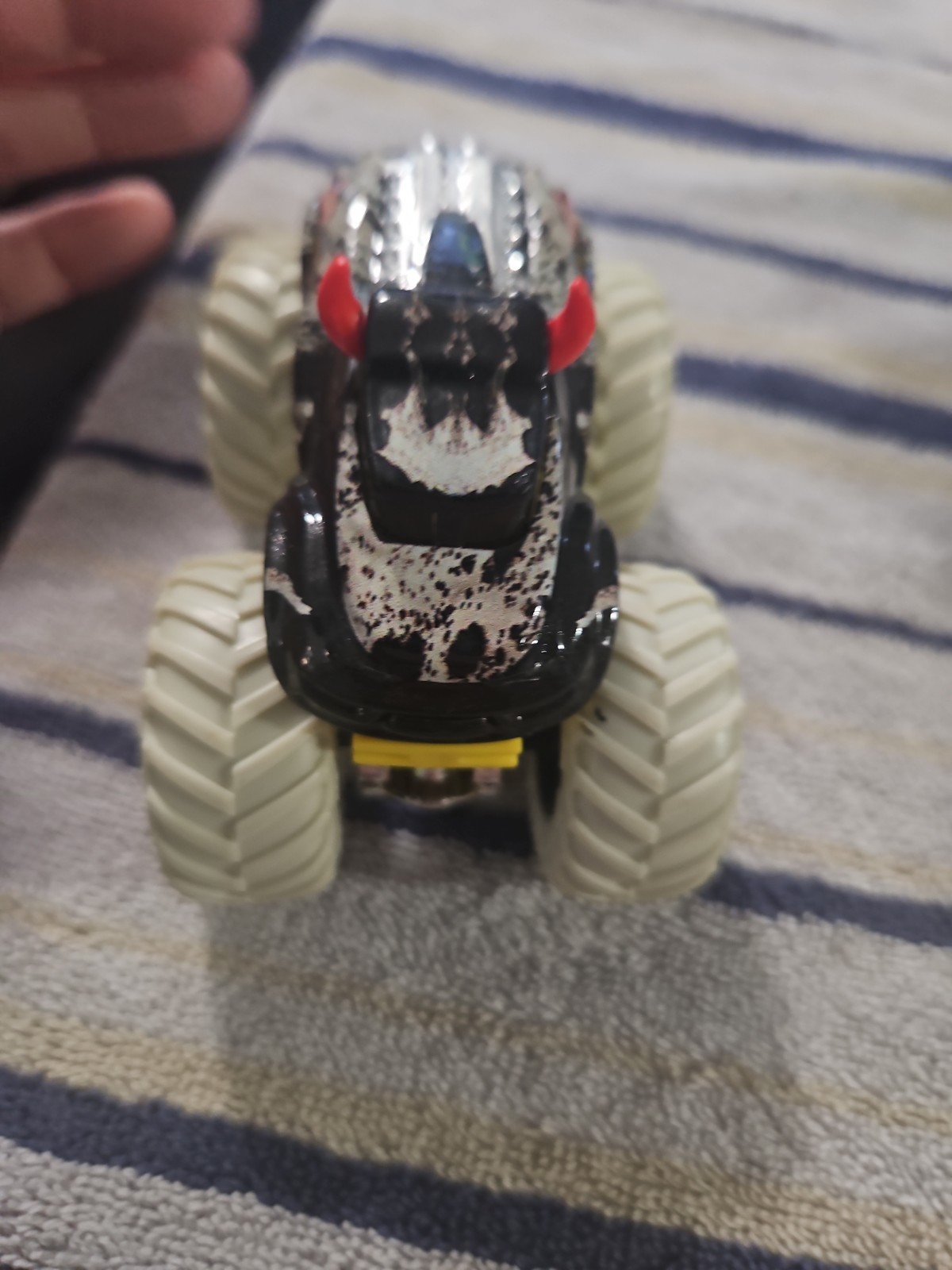 ~~•RARE~~~~MONSTER JAM “STEER CLEAR”™ 1/24 DIE-CAST BY HOT WHEELS™