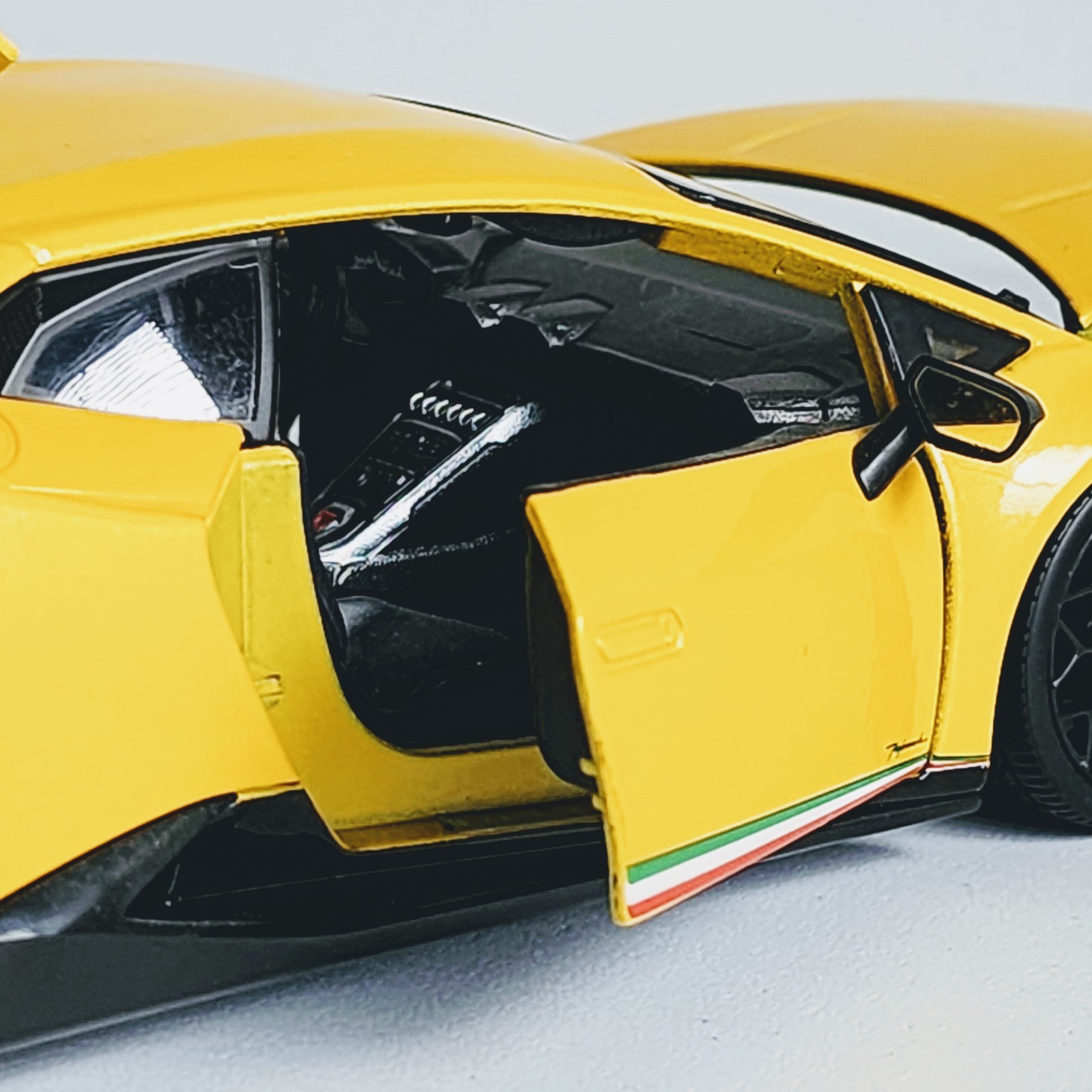 Maisto Special Edition Lamborghini Huracan Performante 1:18 Yellow Diecast