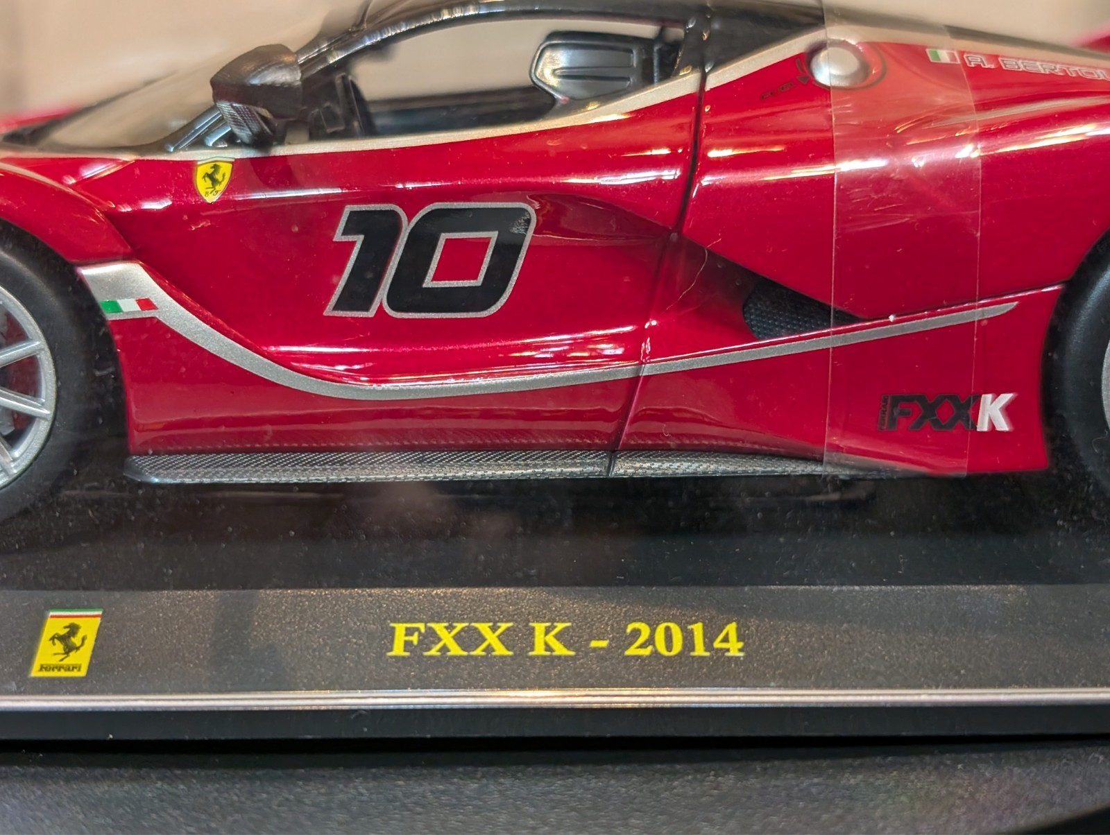 DeAgostini Ferrari FXX K 2014 Red 1/24 Diecast Model Car Display Case Used JP