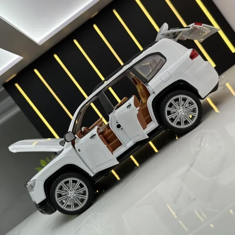TOYOTA LAND CRUISER GT Model car Black 1:24 SUV