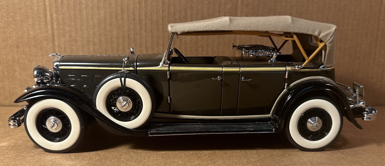 Motor City Classics 1/18 1932 Lincoln KB, 4 D convertable, green w/yellow stripe