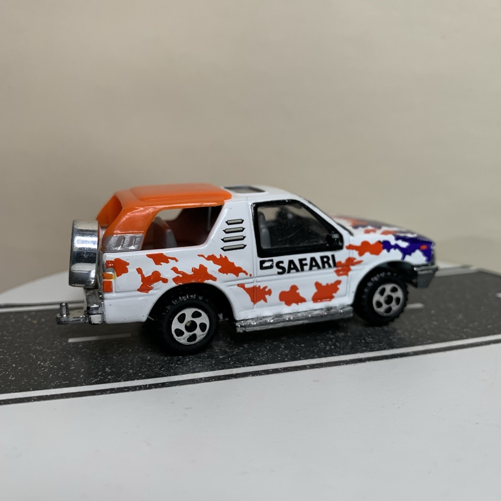 Unbranded Diecast Realtoy 1989-1994 Isuzu Amigo 2-Door SUV White Safari 1:64 NM