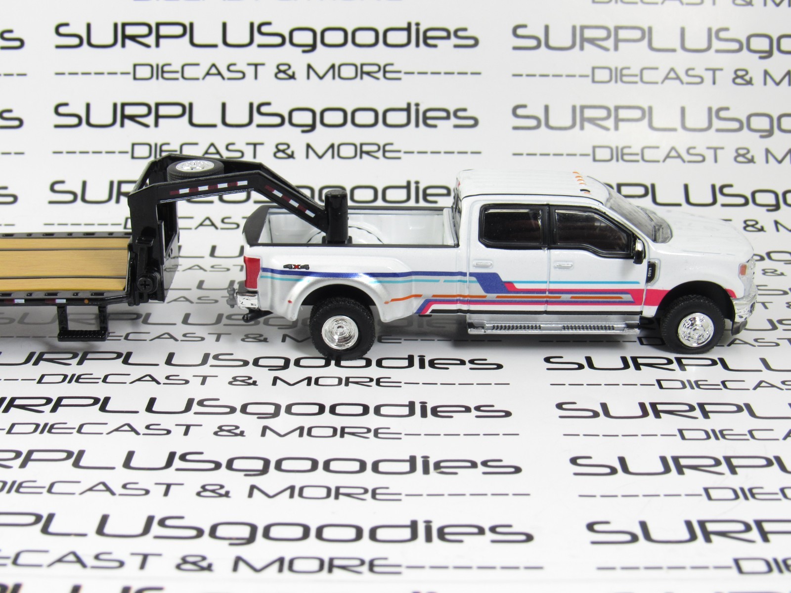 Greenlight 1:64 White 2019 FORD F-350 F350 LARIAT Dually w/Gooseneck Trailer BLK