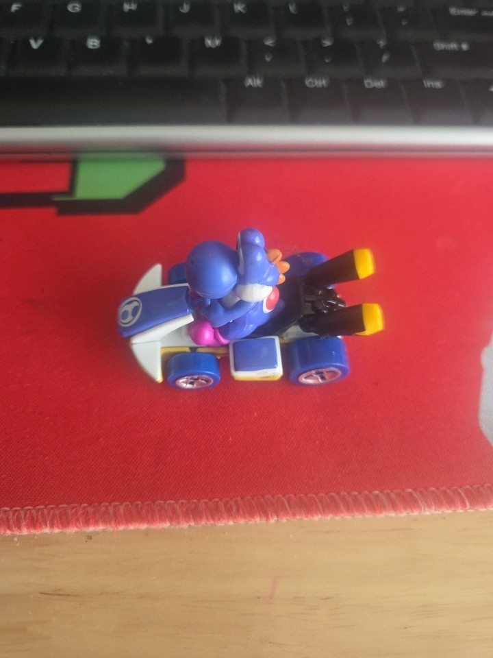 2018 Yoshi Mattel Hot Wheels Die-Cast Standard Kart (Black & Blue? / Purple?)