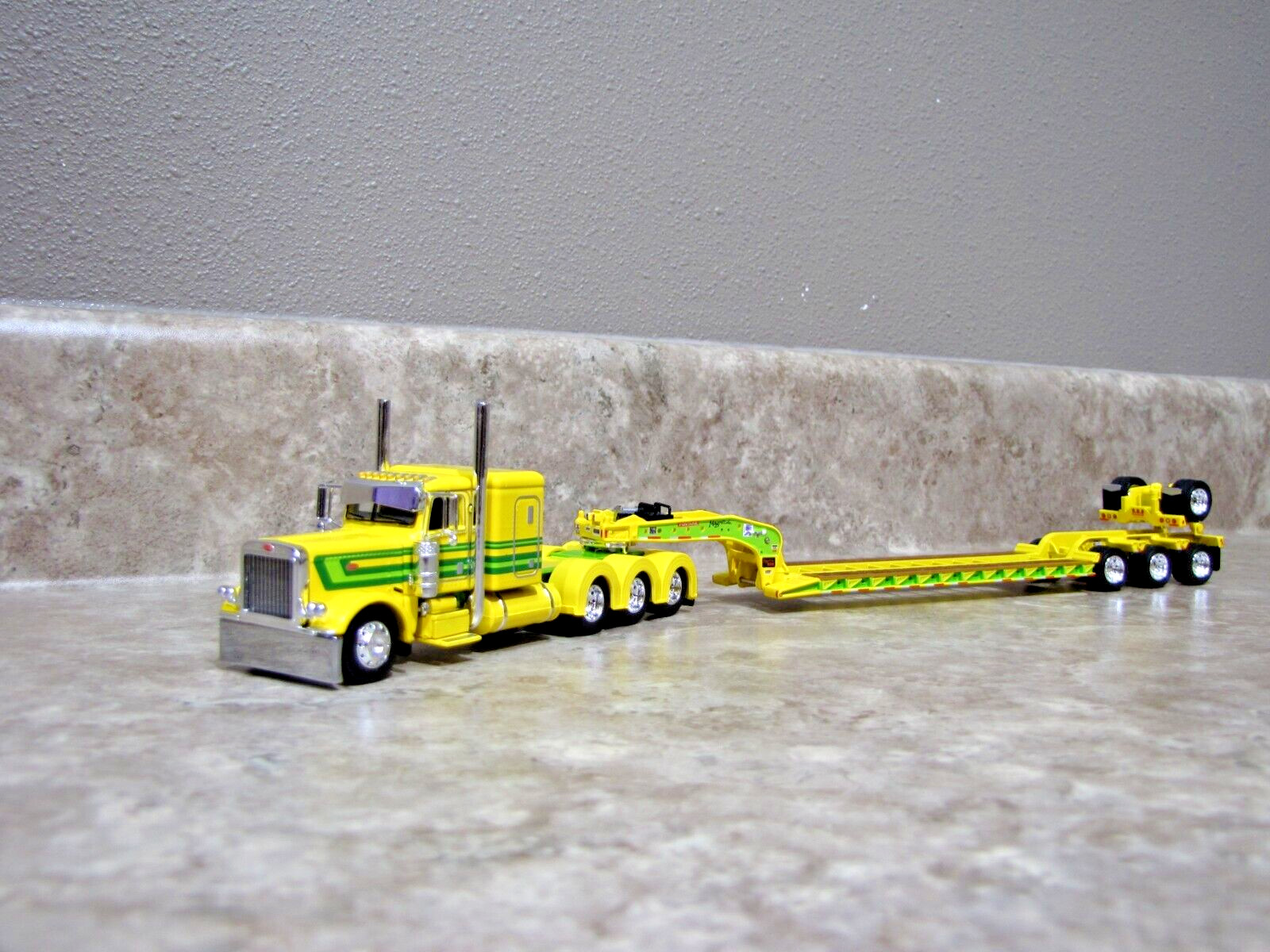 DCP 1/64 Yellow Green Tri-Axle Peterbilt 389 Fontaine Lowboy Trailer 60-1974
