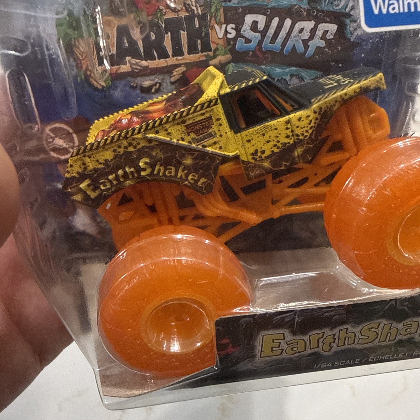 Spin Master Monster Jam Earth Shaker Truck 1:64 Earth Vs Surf Walmart Exclusive.