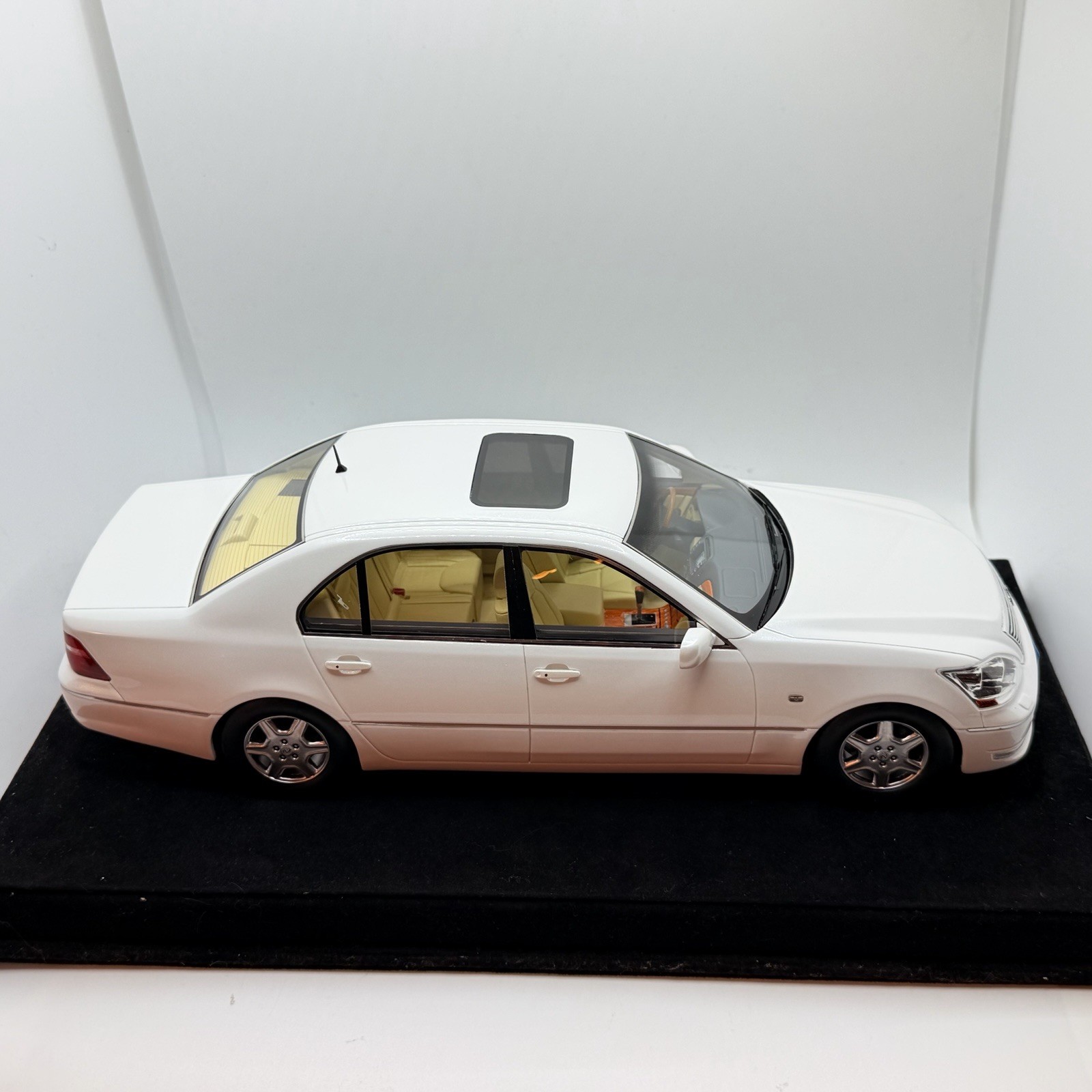 1/18 Ivy Models Lexus LS 430 in Gloss White 99 pieces Leather base