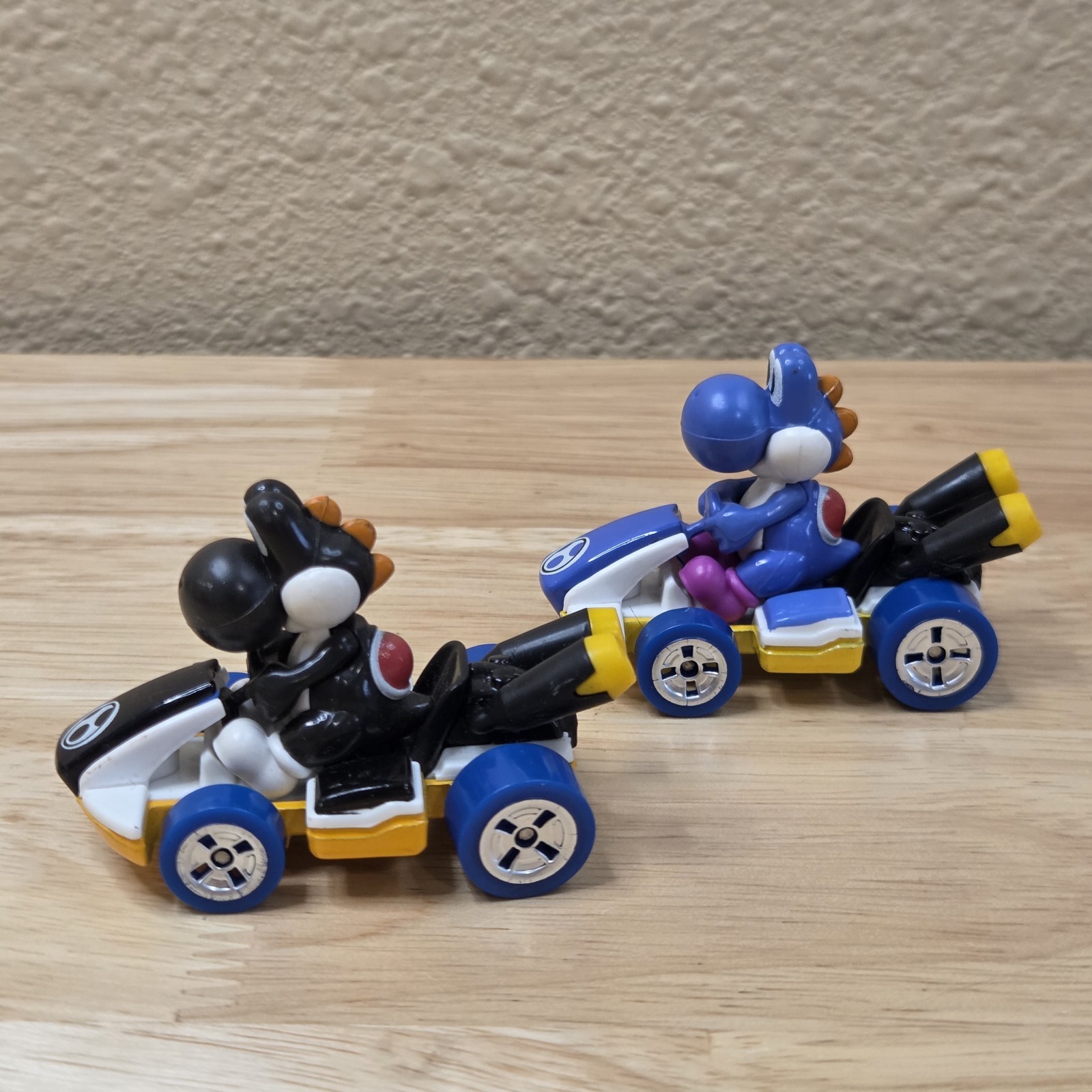 2018 Yoshi Mattel Hot Wheels Die-Cast Standard Kart (Black & Blue? / Purple?)