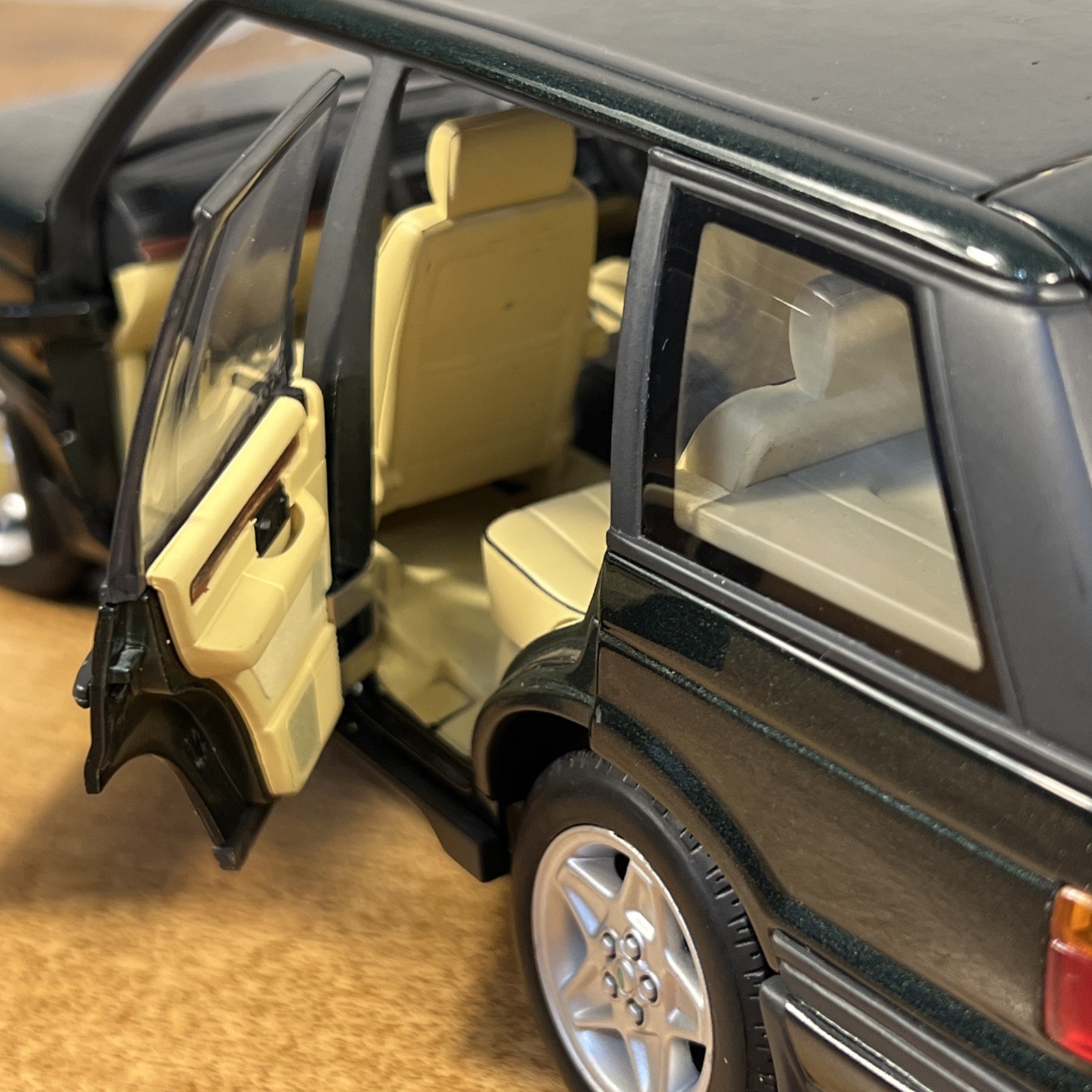 Auto Art Range Rover 4.6 HSE – Off Road Division 1:18 Green