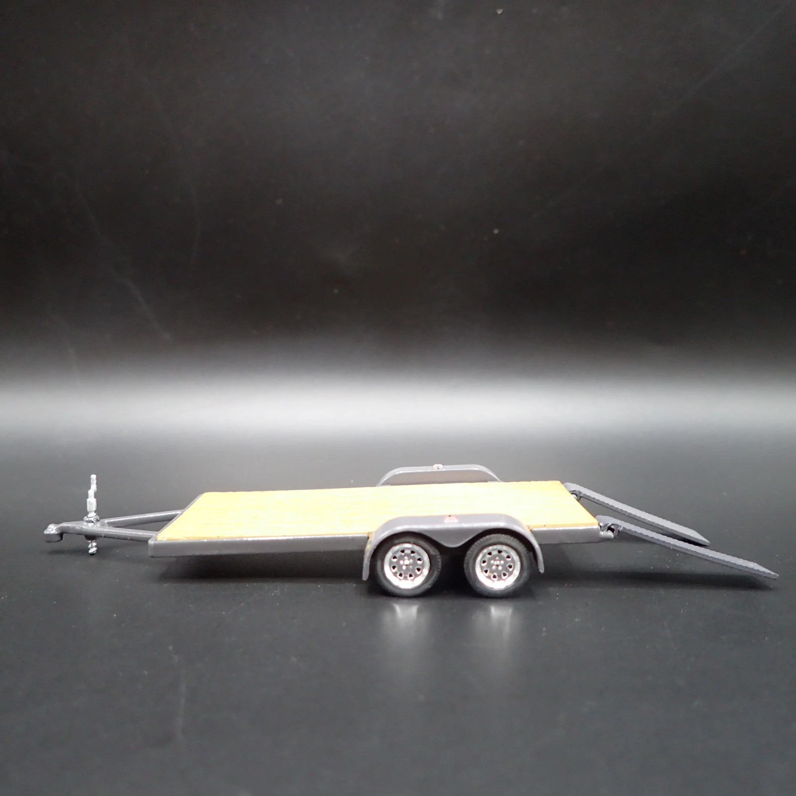 OPEN FLATBED CAR TRAILER w/ LOADING RAMPS GRAY 1:64 SCALE DIORAMA DIECAST MODEL