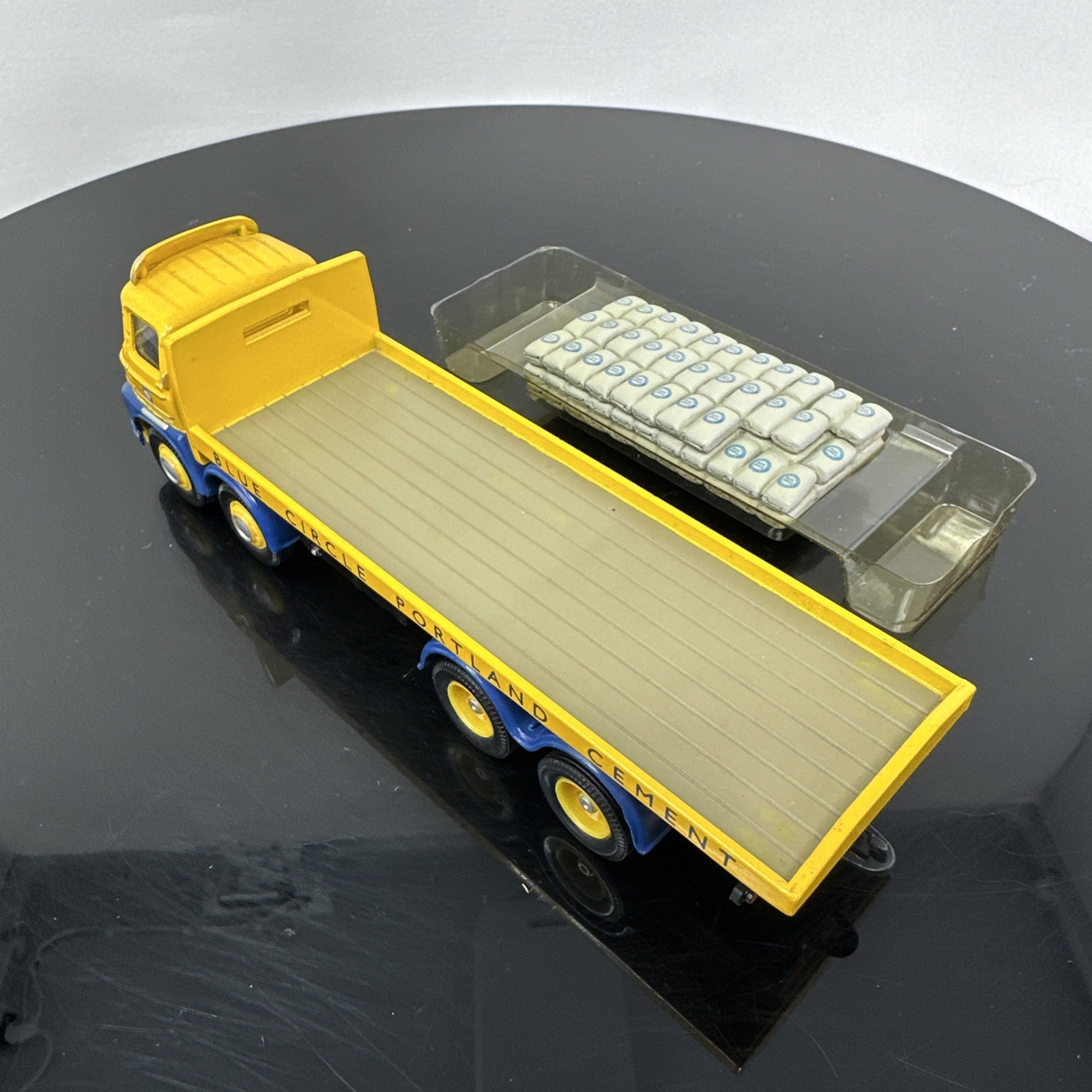 Corgi 13904 Blue Circle Cement Foden S21 8 Wheel Platform Lorry with Cement Bags