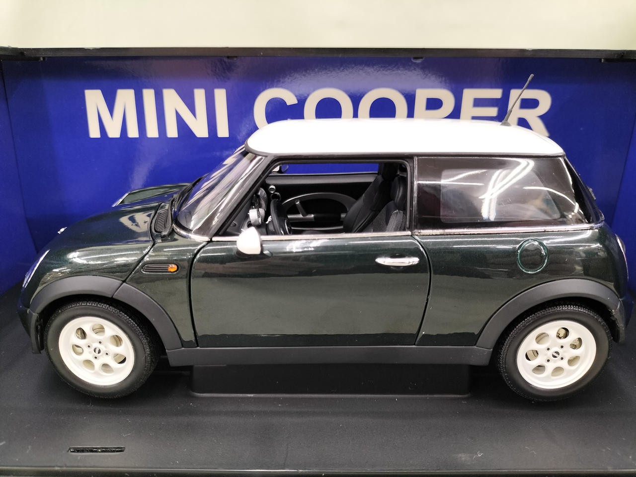 1/18 AUTOART Mini Cooper Collectables 17+