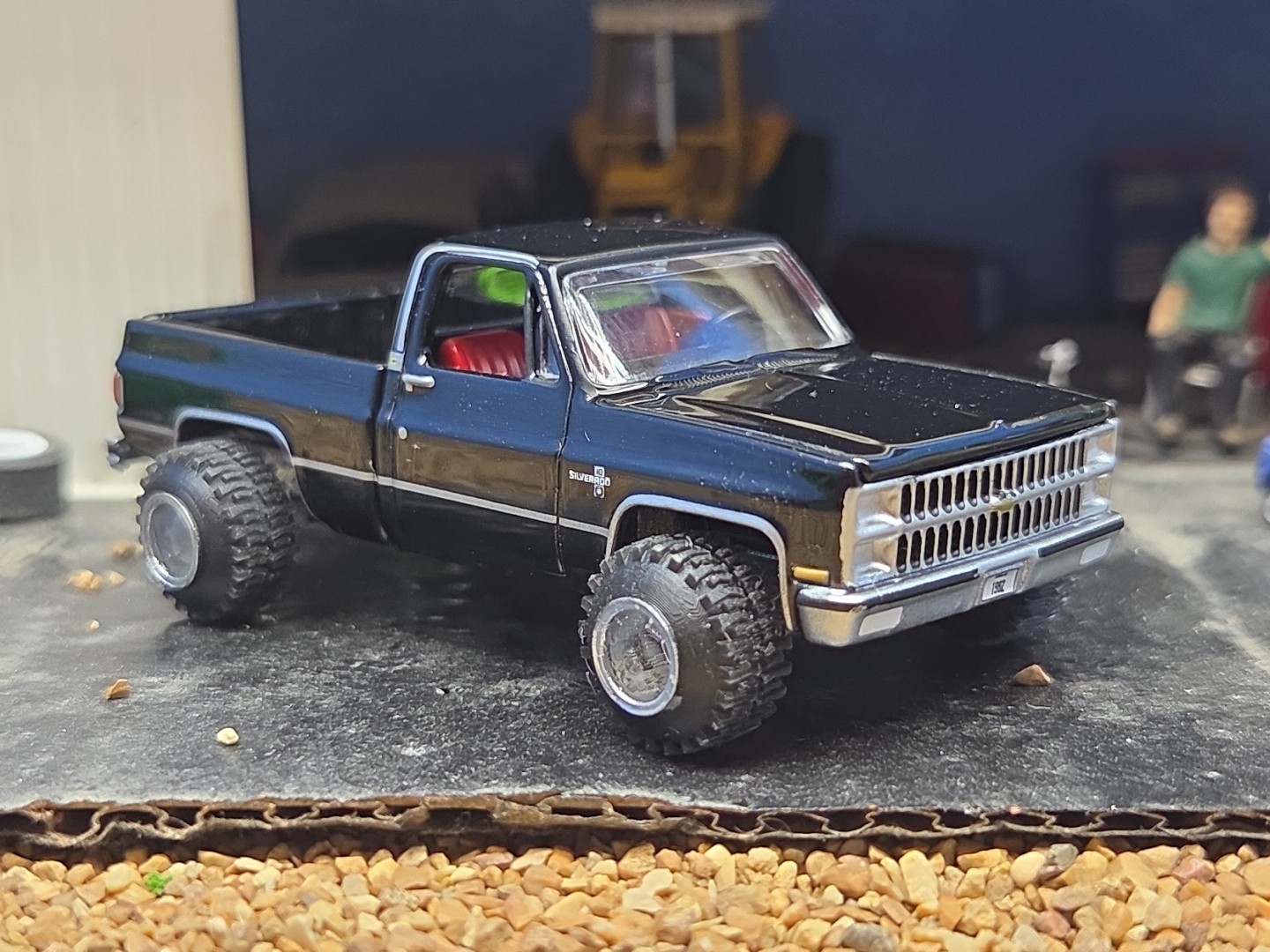 CUSTOM BUILT LIFTED 1:64 CHEVEROLET 1980s Silverado SQUARE BODY CHEVY 4×4 mud 83