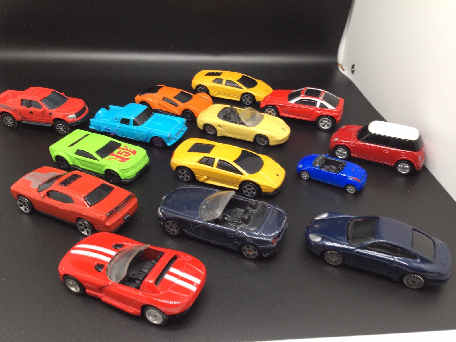 13 Maisto diecast vehicles assorted