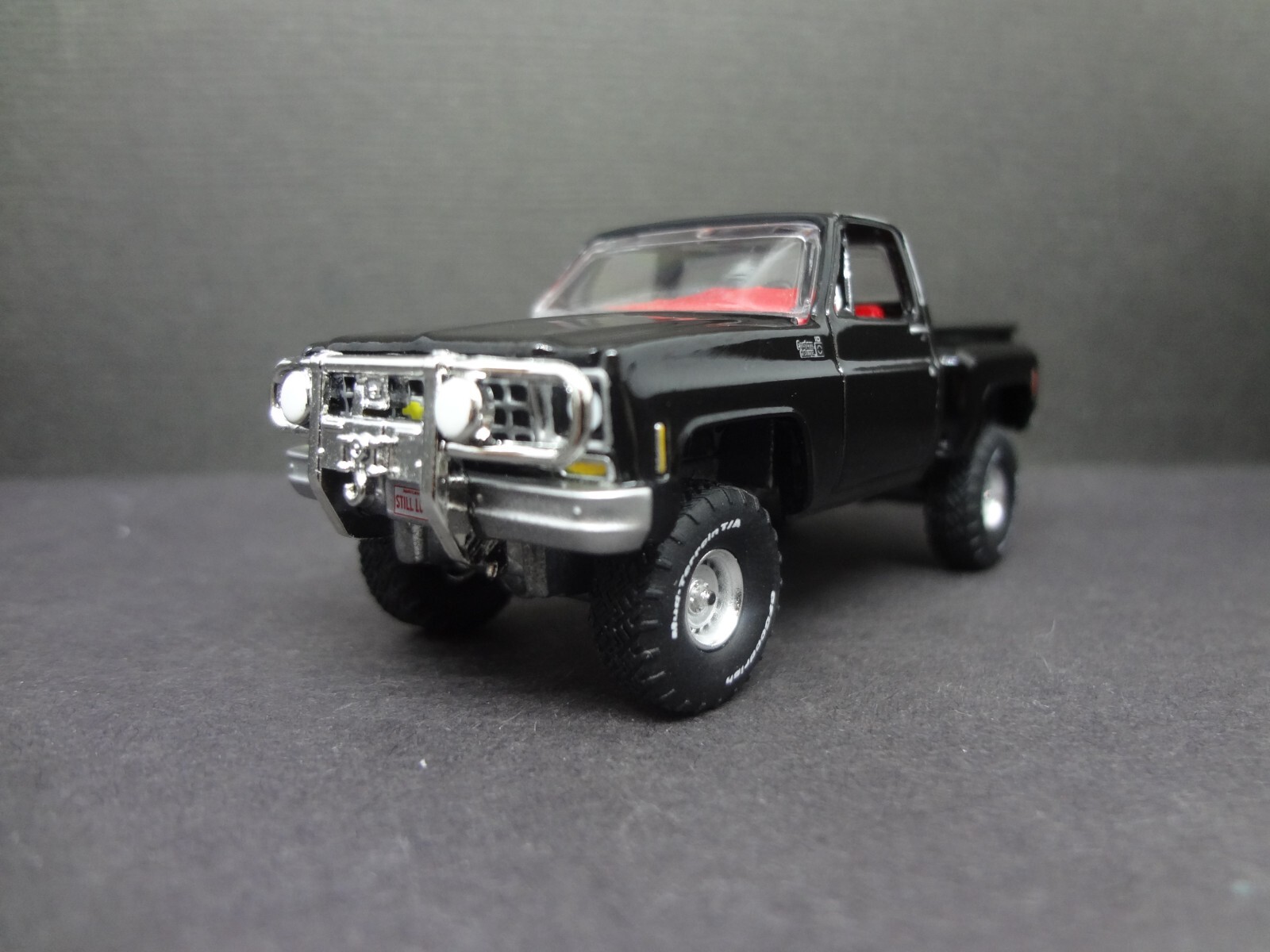 Auto World 1980 Chevy Custom Deluxe Stepside black – Loose 1:64