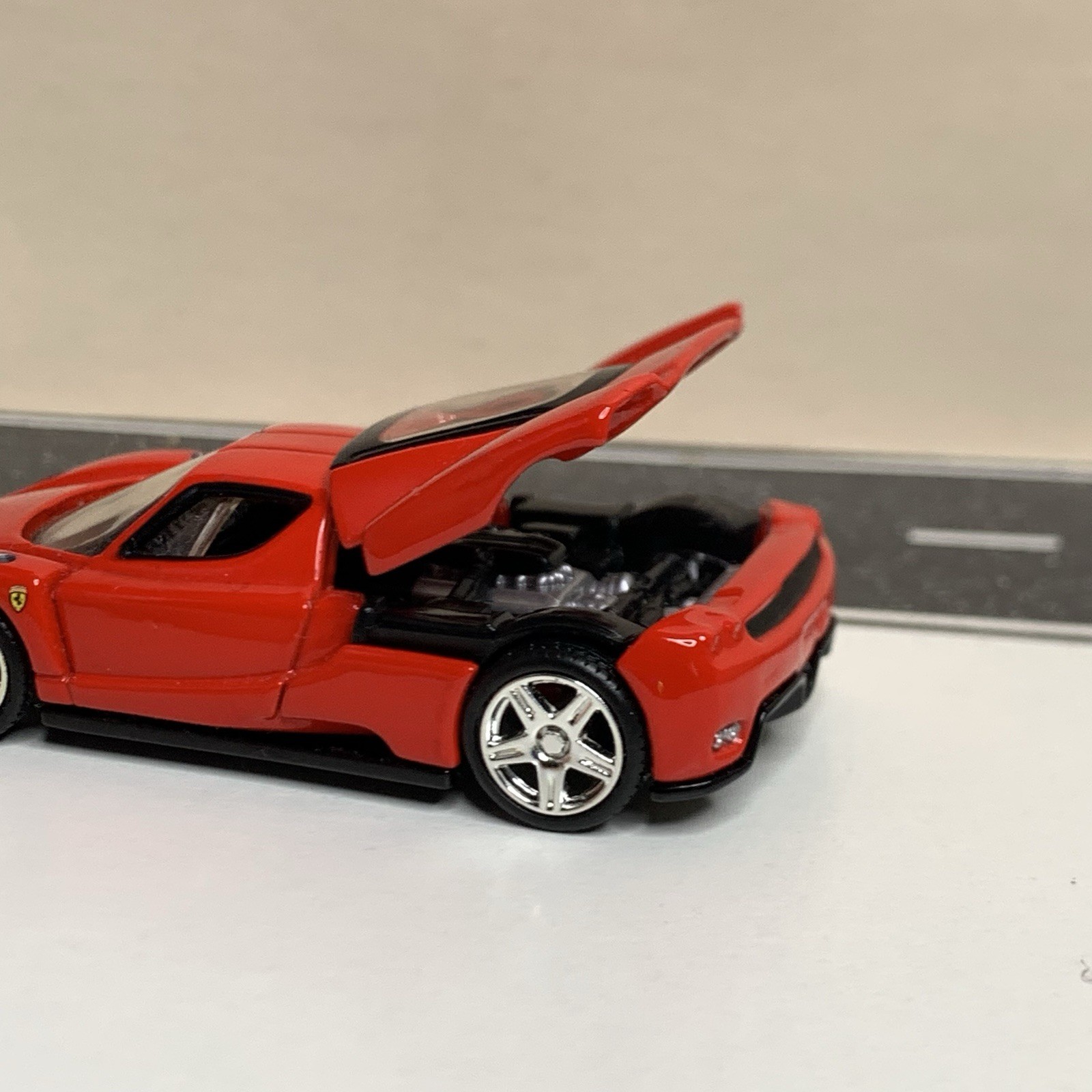 2005 Hot Wheels 100% Oil Can Showcase Series 2003 Ferrari Enzo Red 1:64 Scale NM