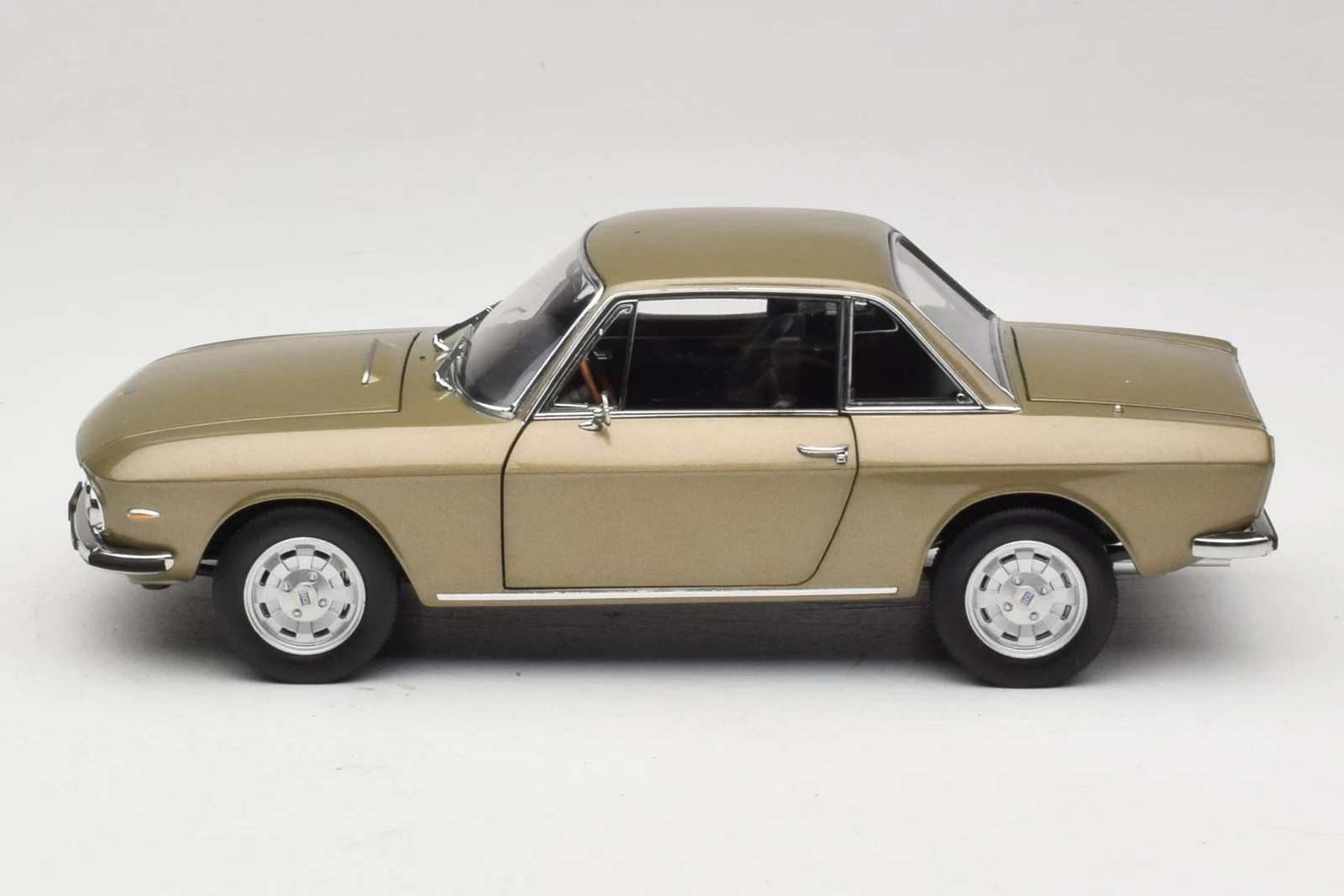 Norev 1971 LANCIA Fulvia 1:18 187895 BRONZE New in Box FULLY OPENING Bronce Gold