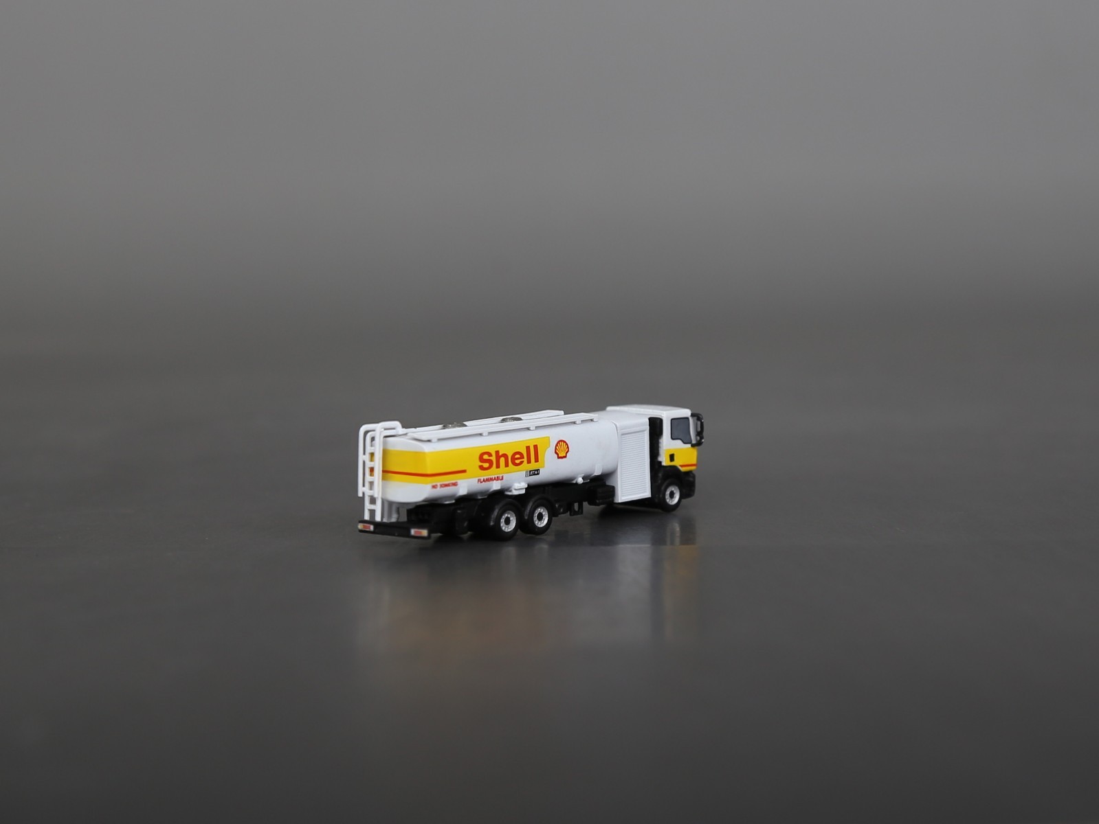 Scale 1:200 MAN single-axle Airport Shell Gas Refueler truck 3D printed model