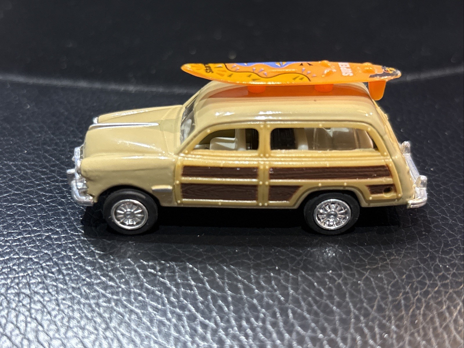 2x Kinsmart 1949 Ford Woody Wagon Black And Tan Pull Back 1:82 Scale
