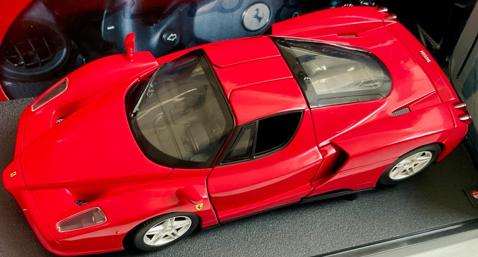 HOT WHEELS 1/18 ENZO FERRARI RED