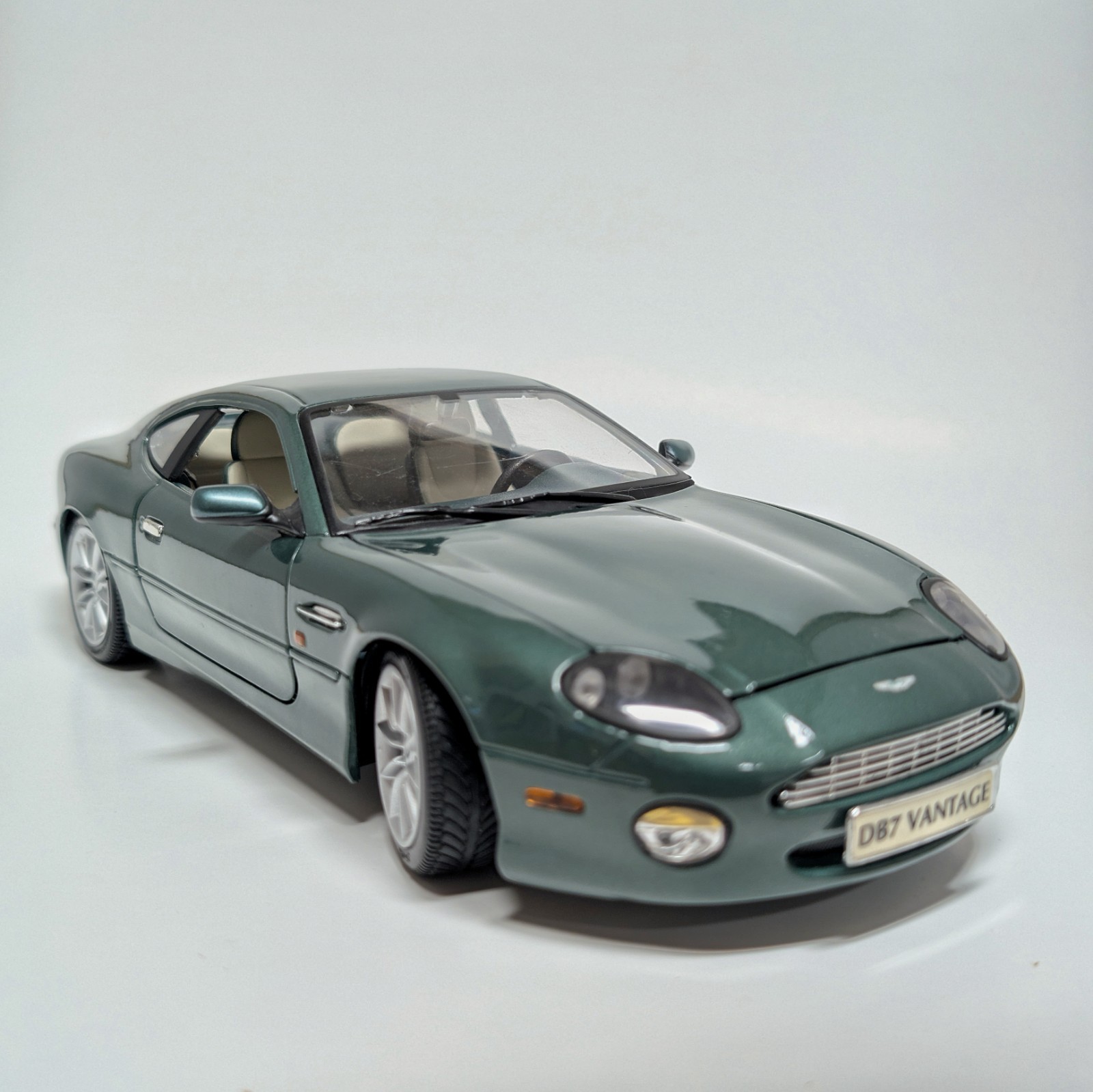Maisto 1:18 Aston Martin DB7 Vantage Diecast Model Car – Metallic Green – Detail