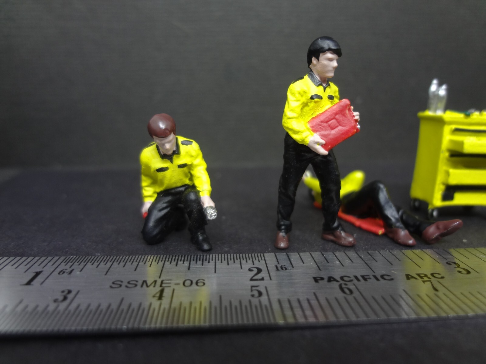 1:64 Scale figure set MOONEYES Mechanics + Moon Garage Set w/ lift + stickers