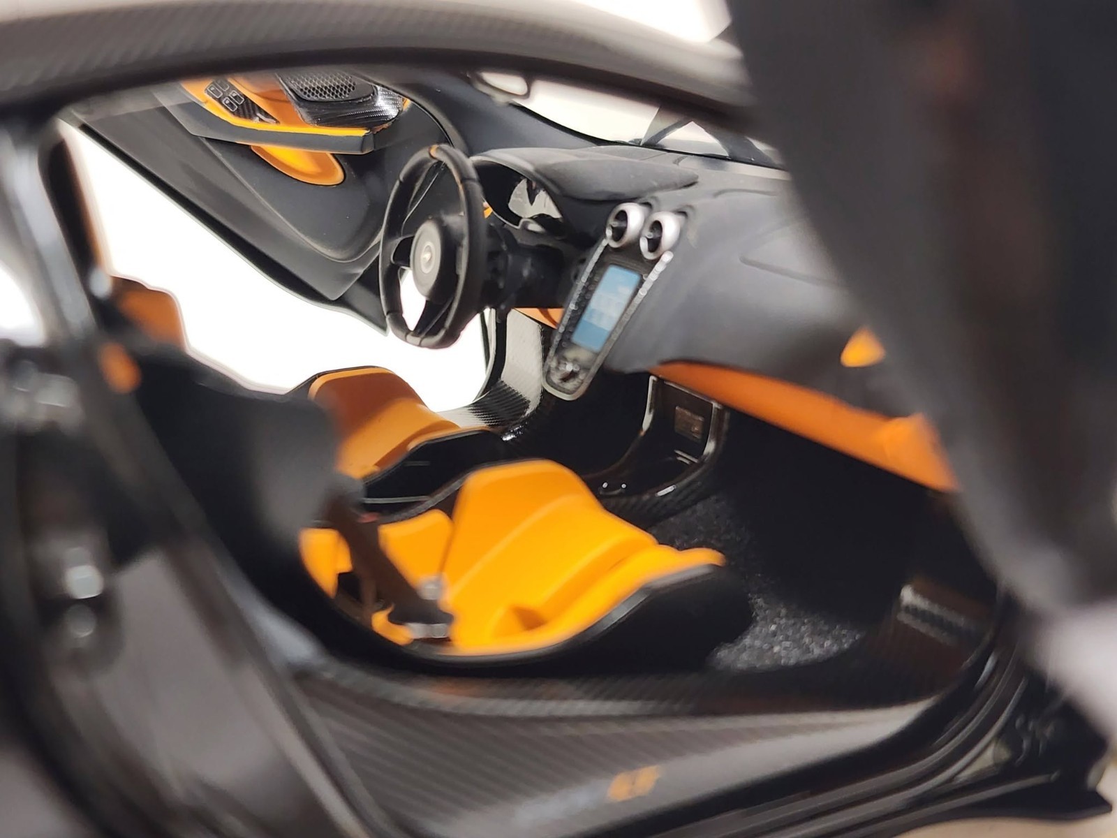 AUTOart – 1/18 die cast: McLaren 600LT, ONYX BLACK and orange inside.