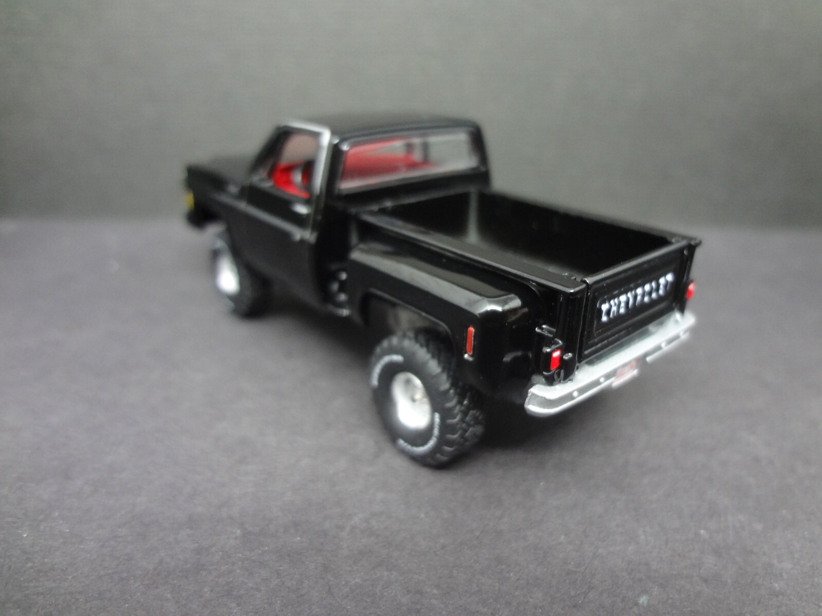 Auto World 1980 Chevy Custom Deluxe Stepside black – Loose 1:64